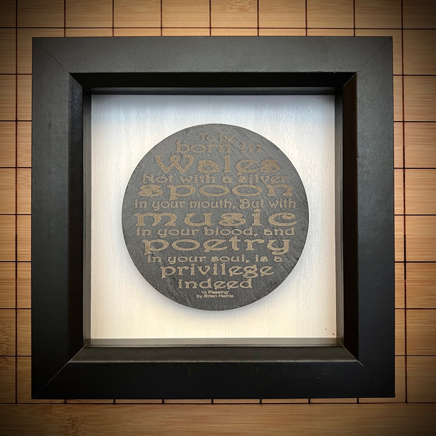 Cerdd ar Lechi Cymru mewn ffrâm bocs | Poem on Welsh slate in box frame
