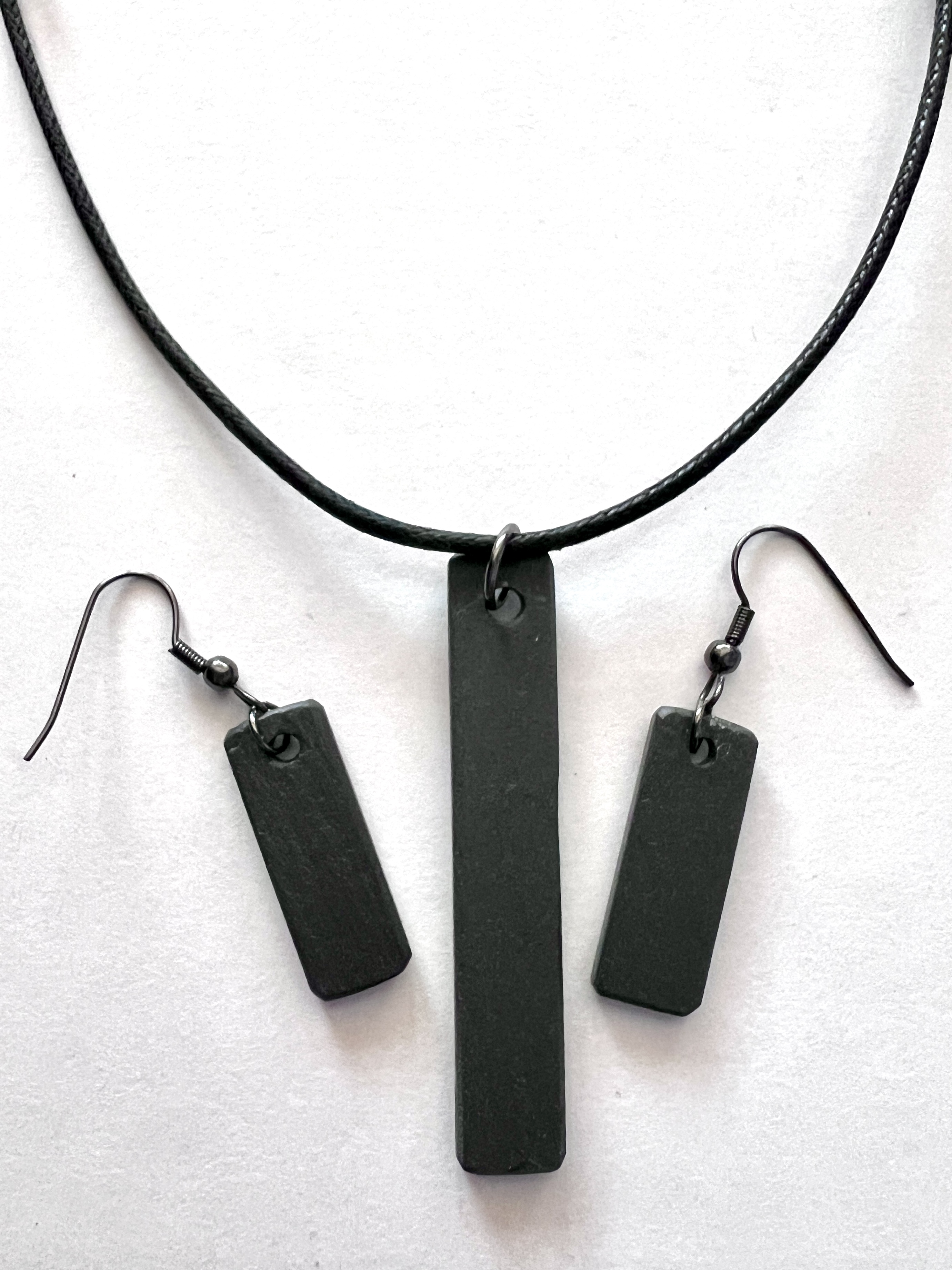 Neclis a Clustdlysau Llechi Cymru Siap Hirgrwn | Oblong-shaped Welsh Slate Necklace and Earrings