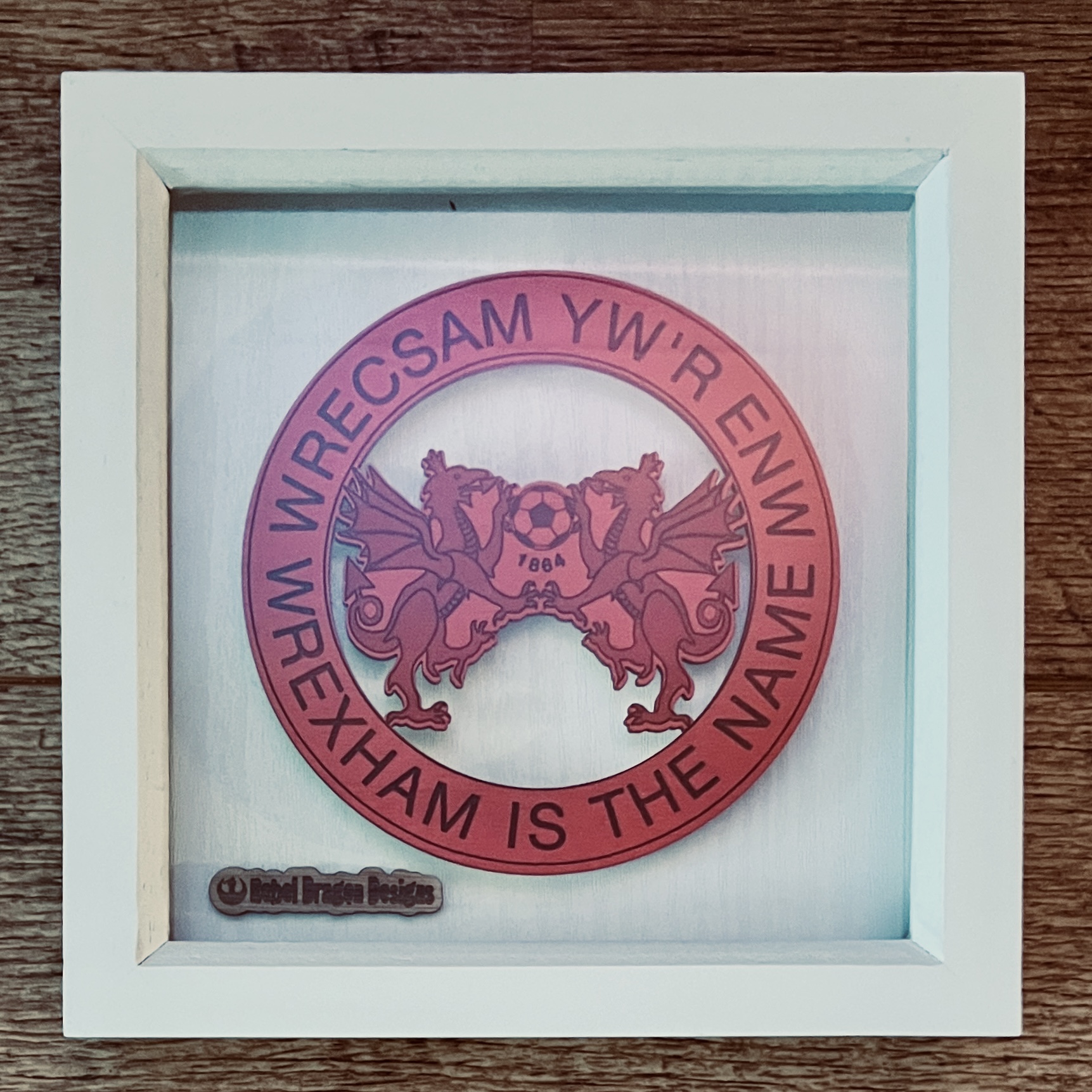  'Wrecsam yw’r Enw' mewn ffram bocs | 'Wrexham is the Name' in a box frame