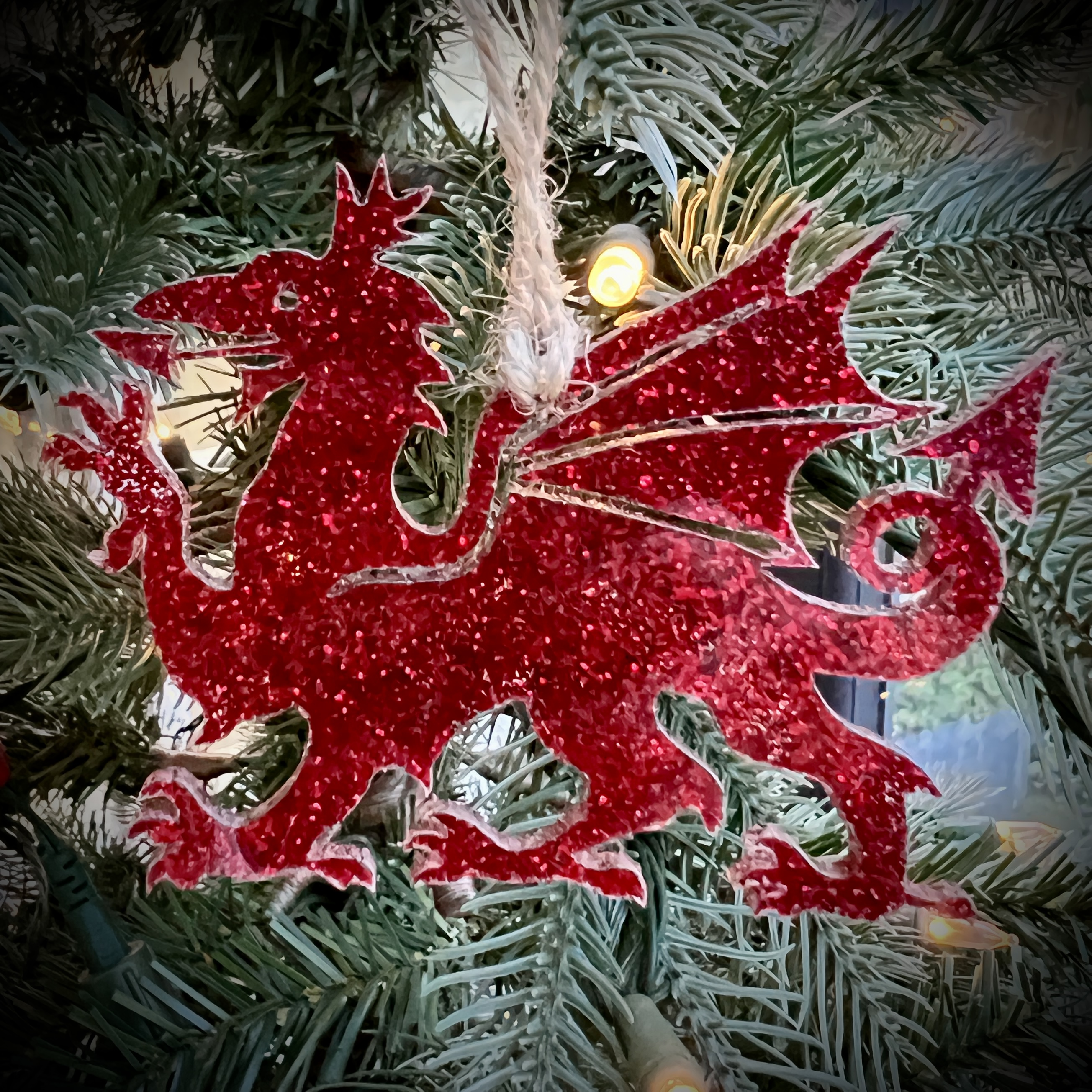 Addurn Ddraig Gymreig Acrylig Gliter | Decorative Welsh Dragon in Glitter Acrylic