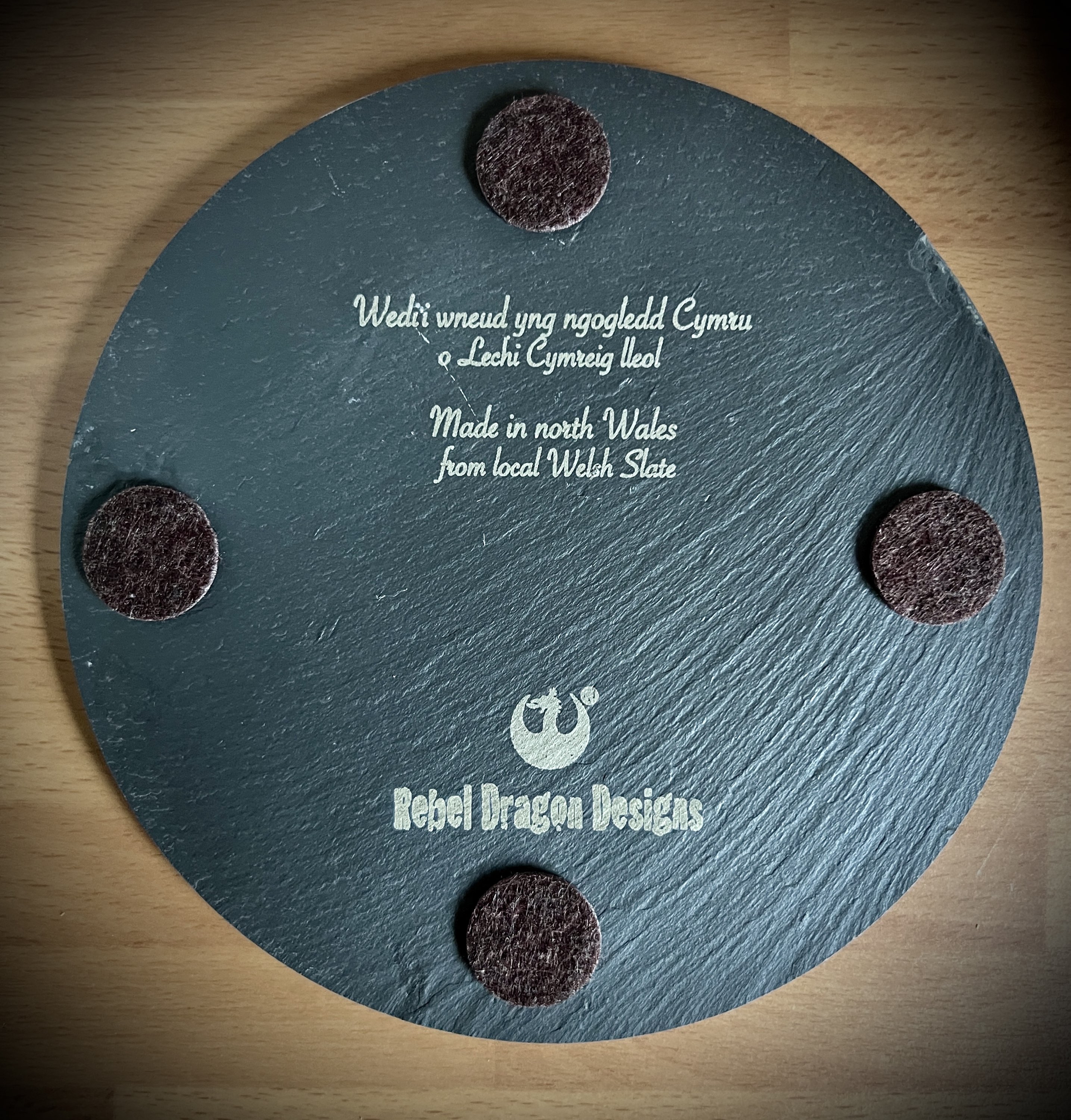Trybedd Llechen ‘Wrecsam yw’r Enw’ | ‘Wrexham is the Name’ Welsh Slate Trivet