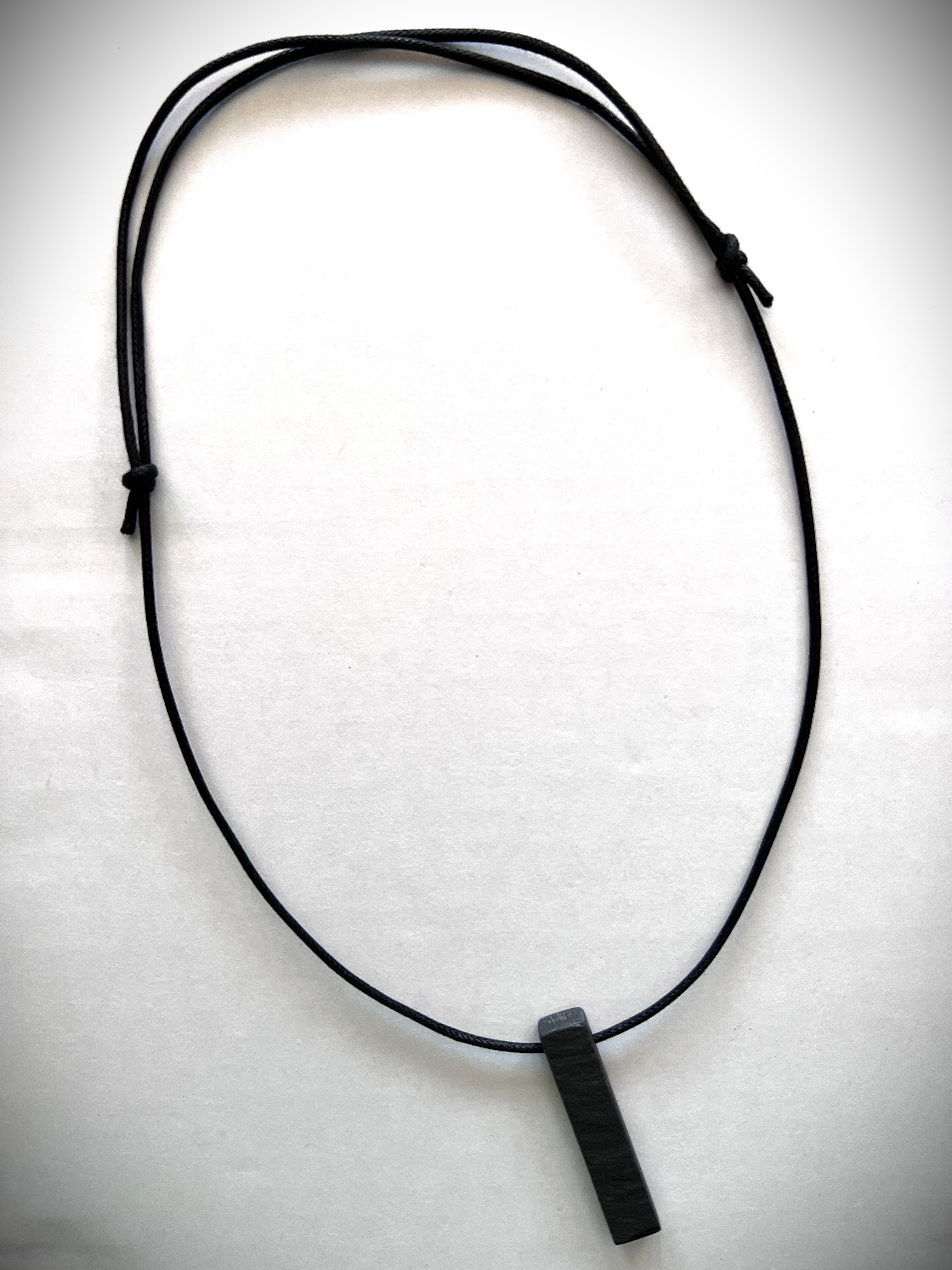 Neclis Llechi Cymru Siap Hirgrwn Trwchus | Chunky Oblong-shaped Welsh Slate Necklace