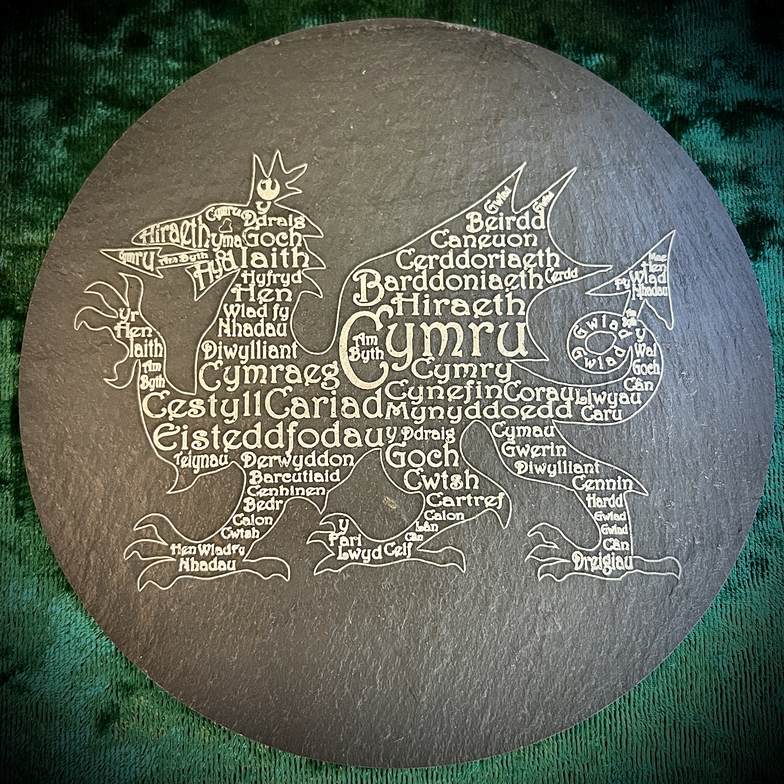 Ddraig Arddurniadol ar Llechi Cymru | Decorative Dragon on Welsh Slate