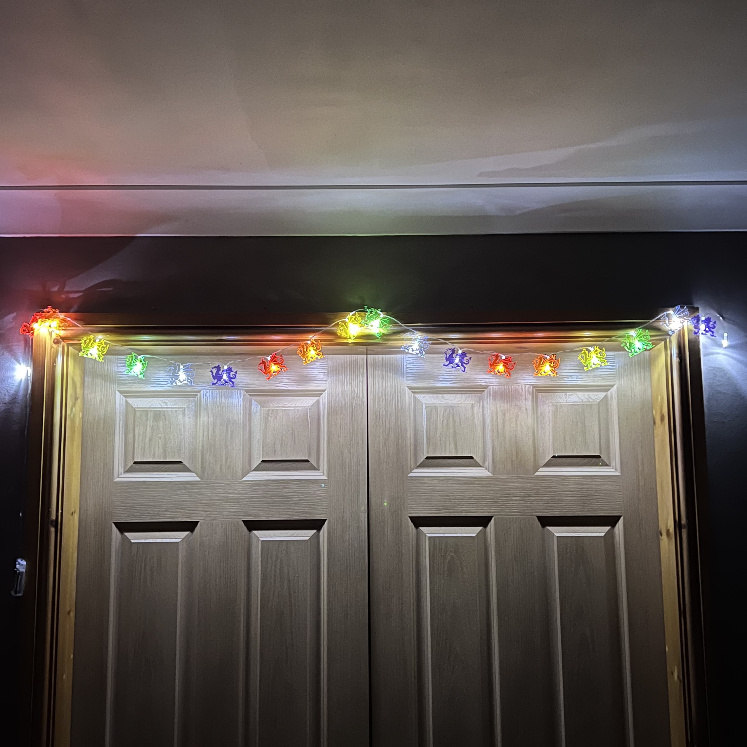 Set o Oleuadau'r Ddraig mewn Lliwiau Enfys | Dragon Lights in Rainbow Colours