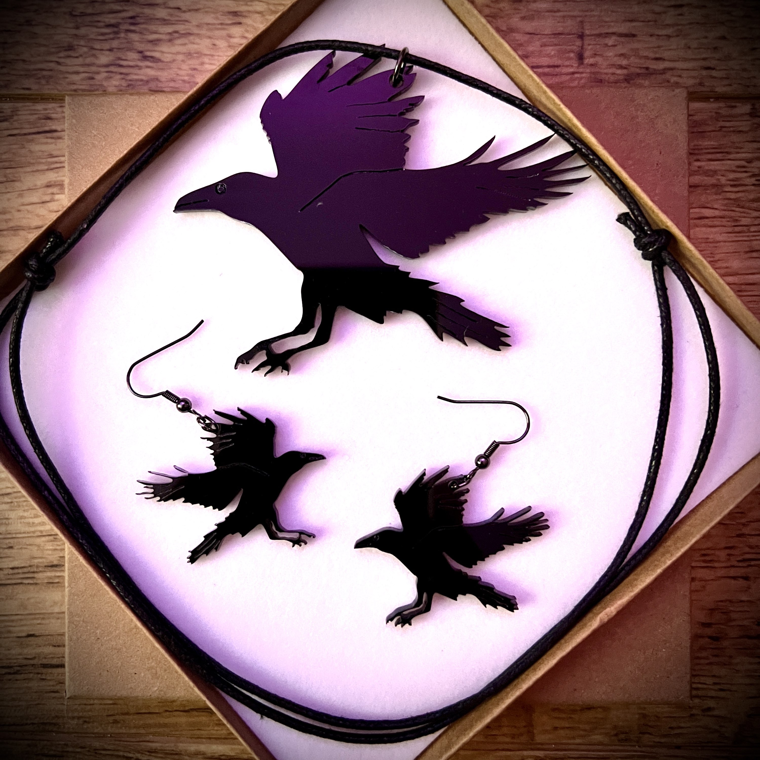 Neclis a Clustdlysau Bran | Crow Necklace and Earrings