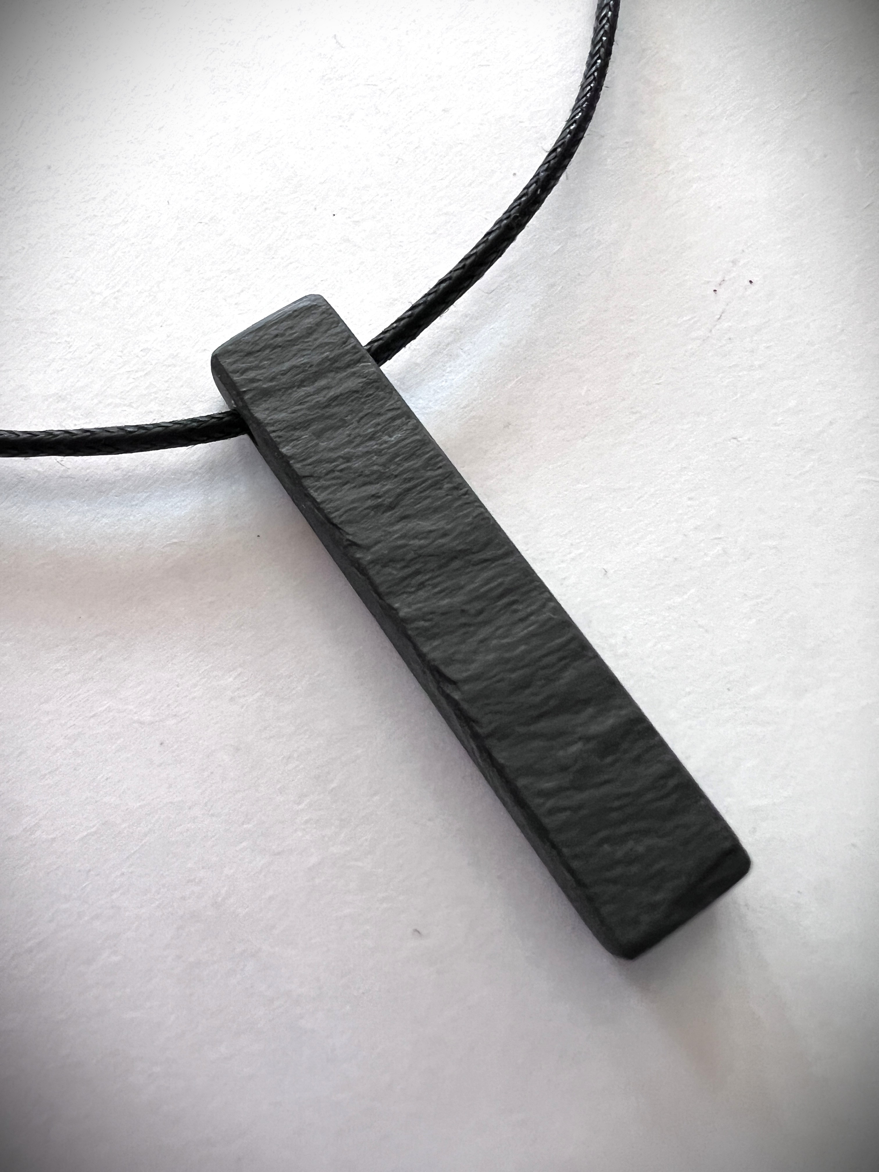Neclis Llechi Cymru Siap Hirgrwn Trwchus | Chunky Oblong-shaped Welsh Slate Necklace