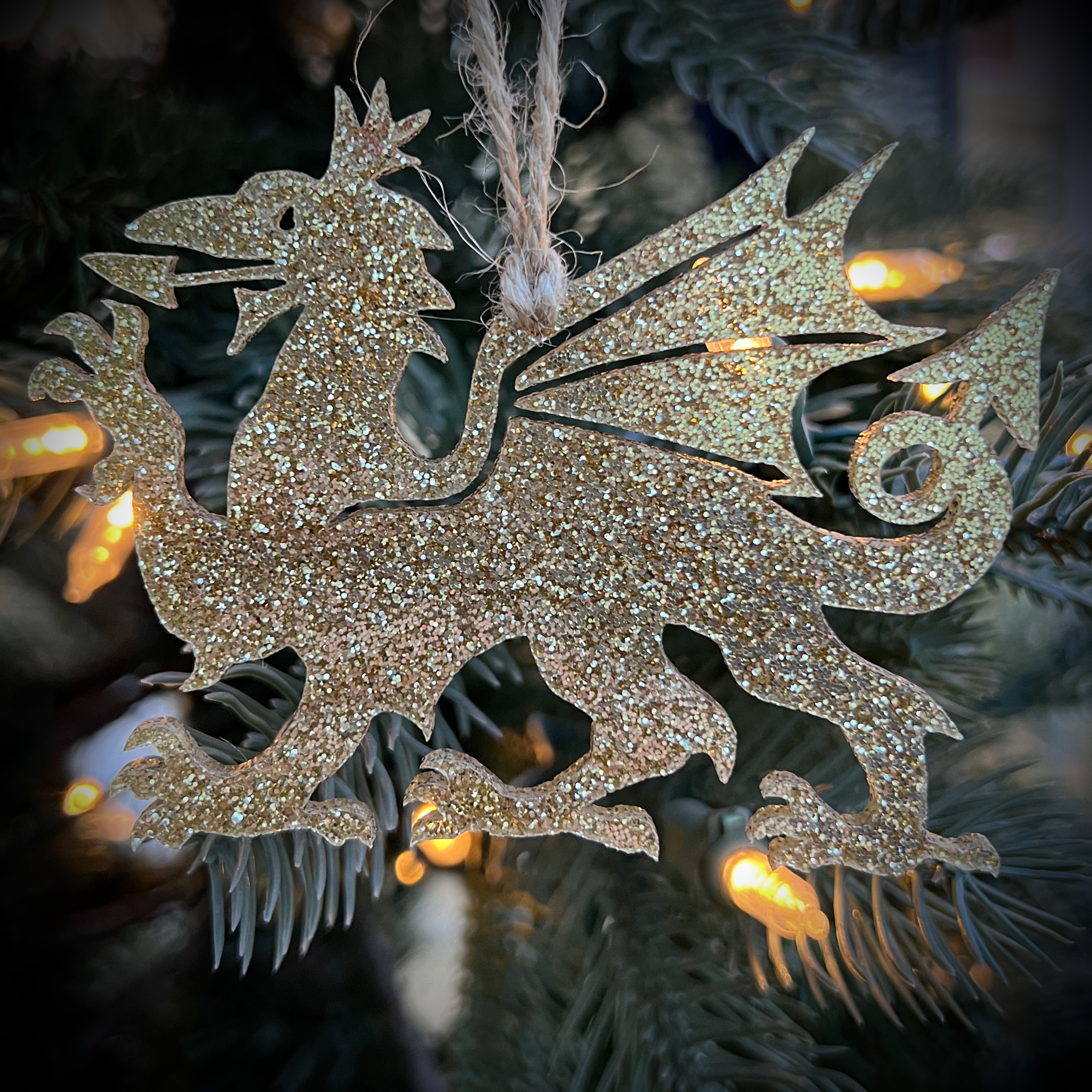 Addurn Ddraig Gymreig Acrylig Gliter | Decorative Welsh Dragon in Glitter Acrylic