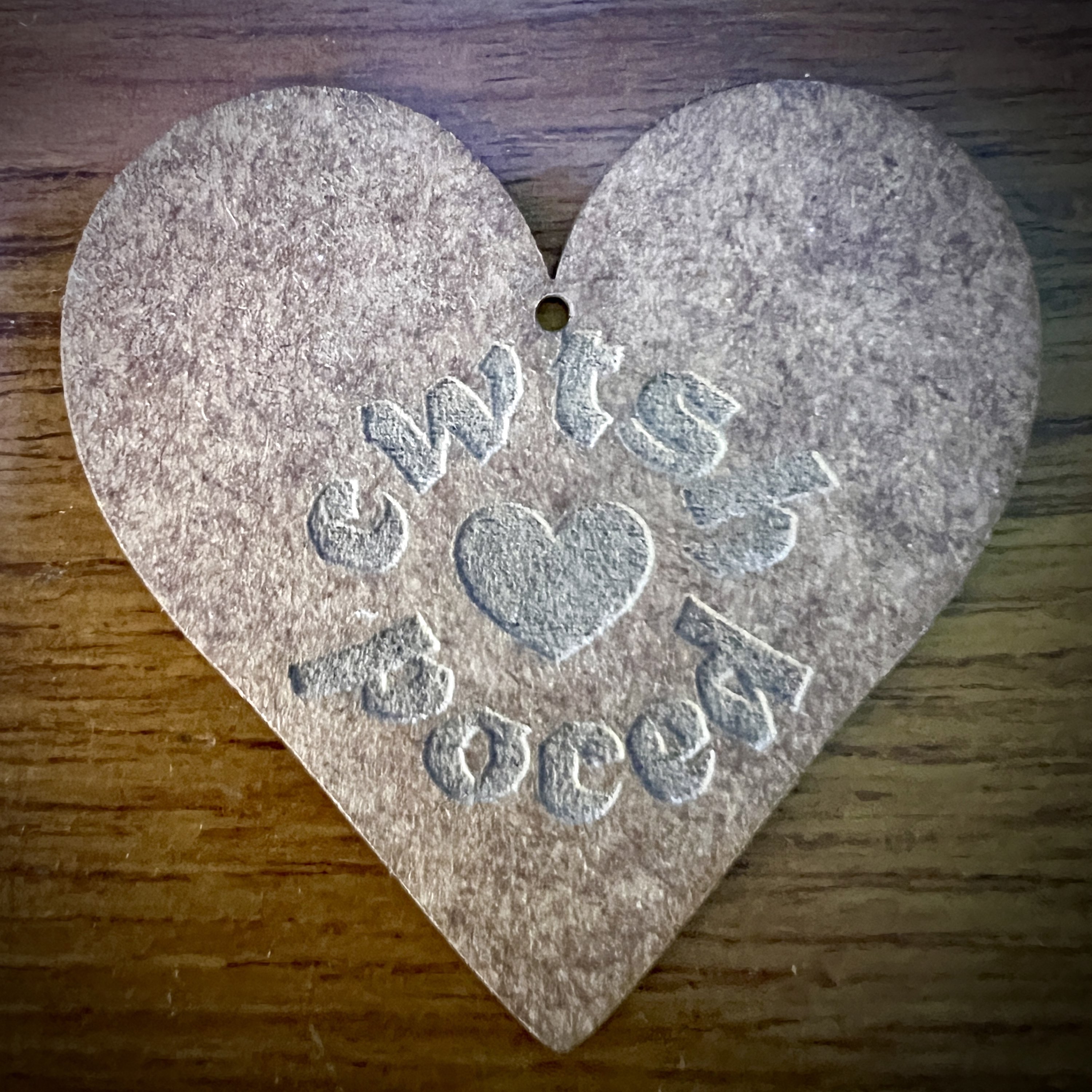 Cwtsh Poced Llechi | Slate Pocket Hug 
