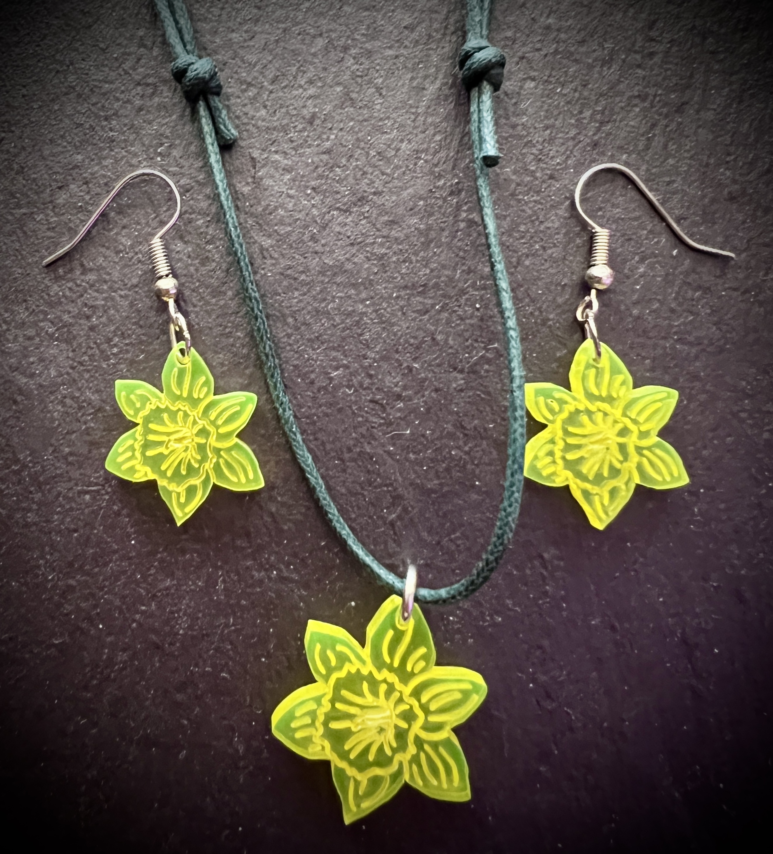 Cennin Pedr Neclis a Clustdlysau | Daffodil Necklace and Earrings