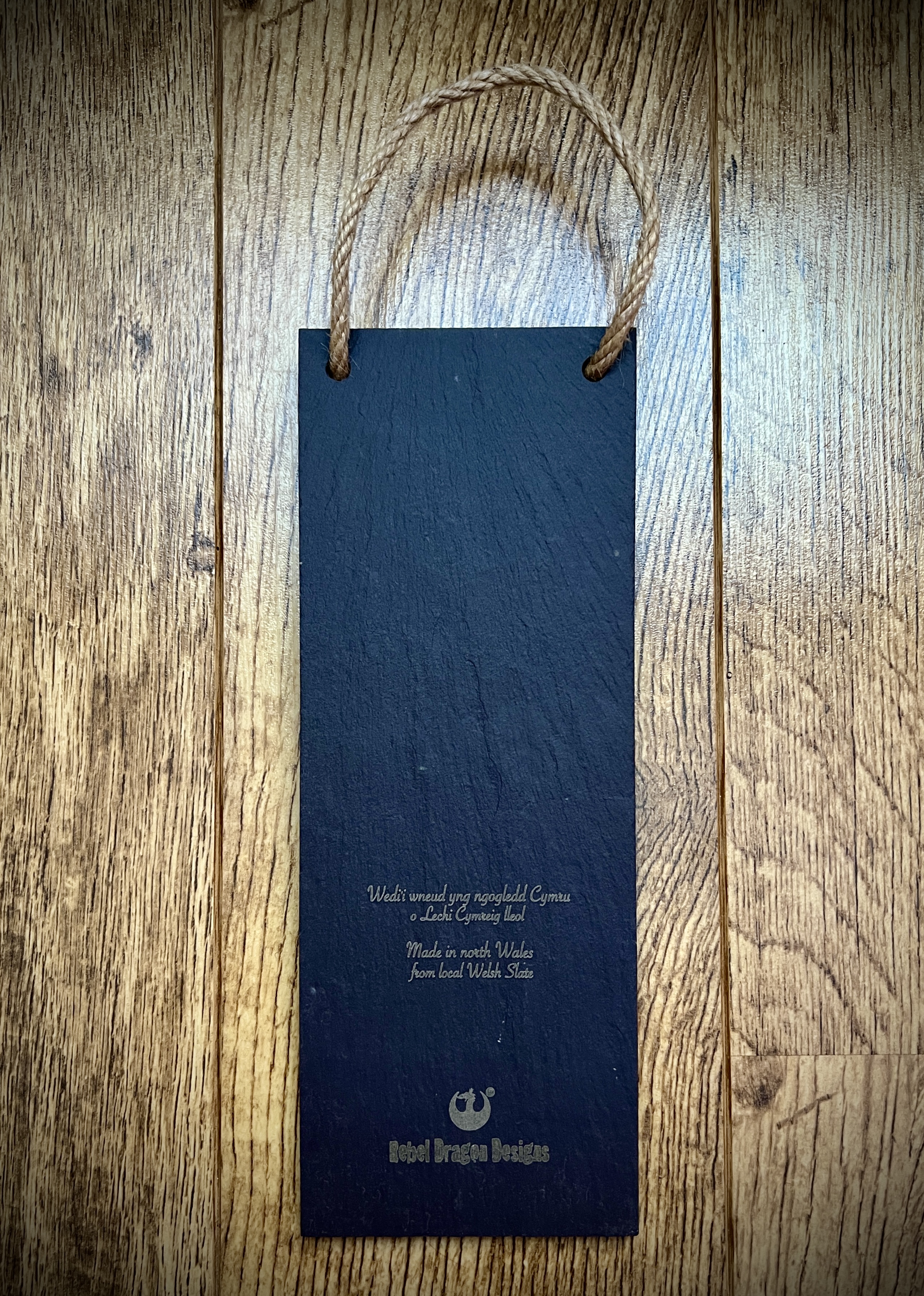 Cenhinen Bedr ar Llechi Gymreig | Daffodil engraved on Welsh Slate