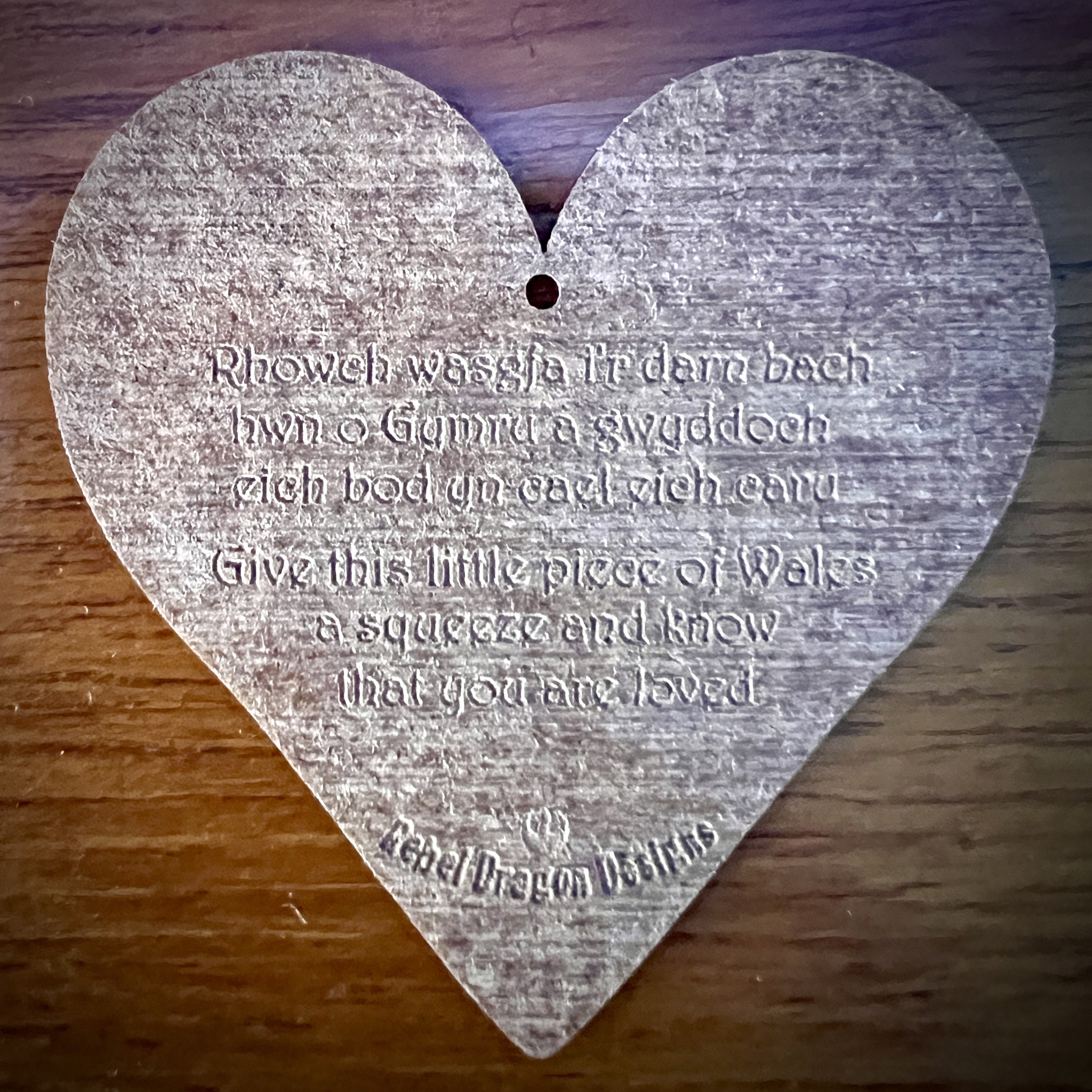 Cwtsh Poced Llechi | Slate Pocket Hug 
