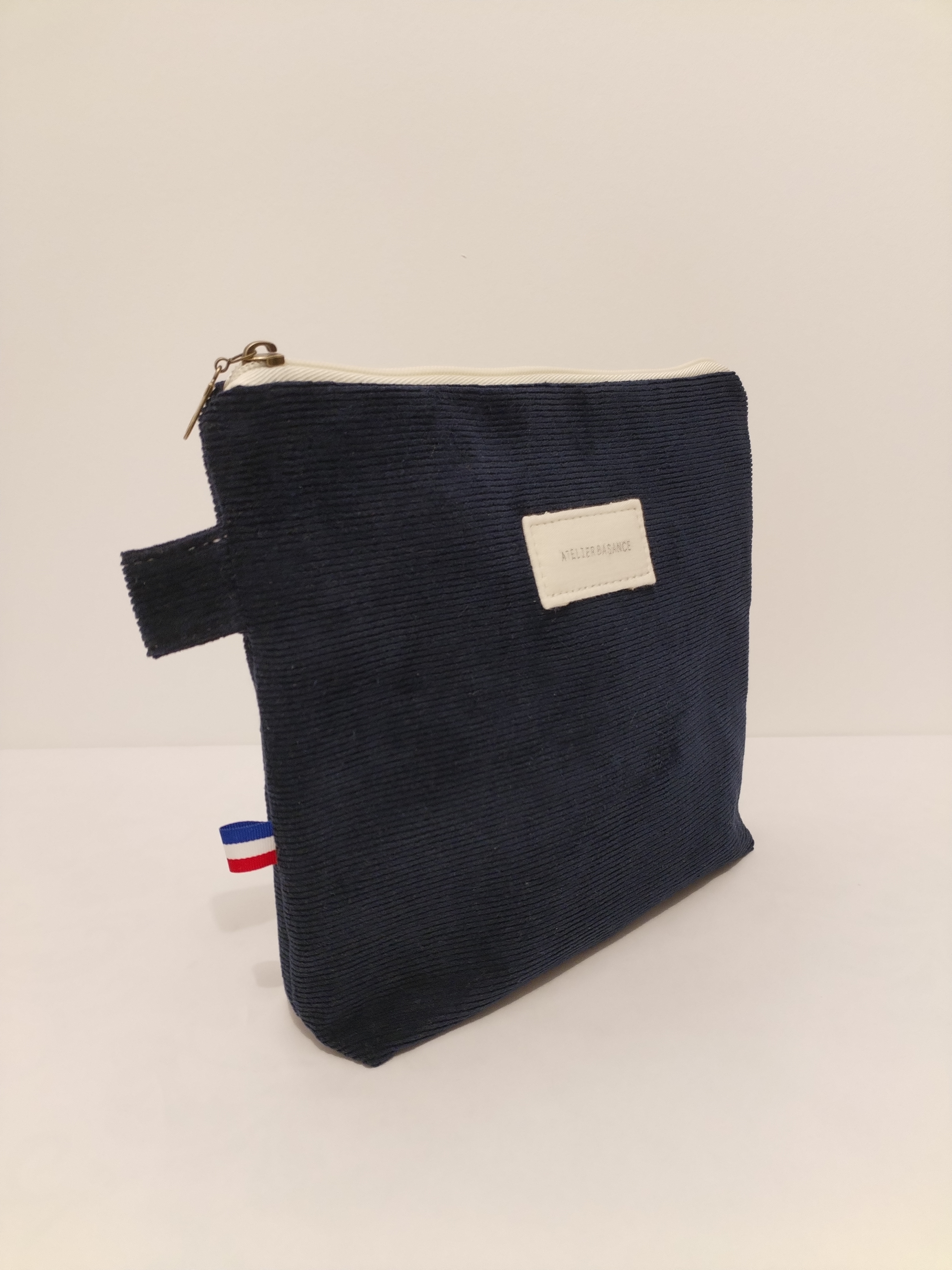 Pochette "La Généreuse" en velours côtelé bleu marine