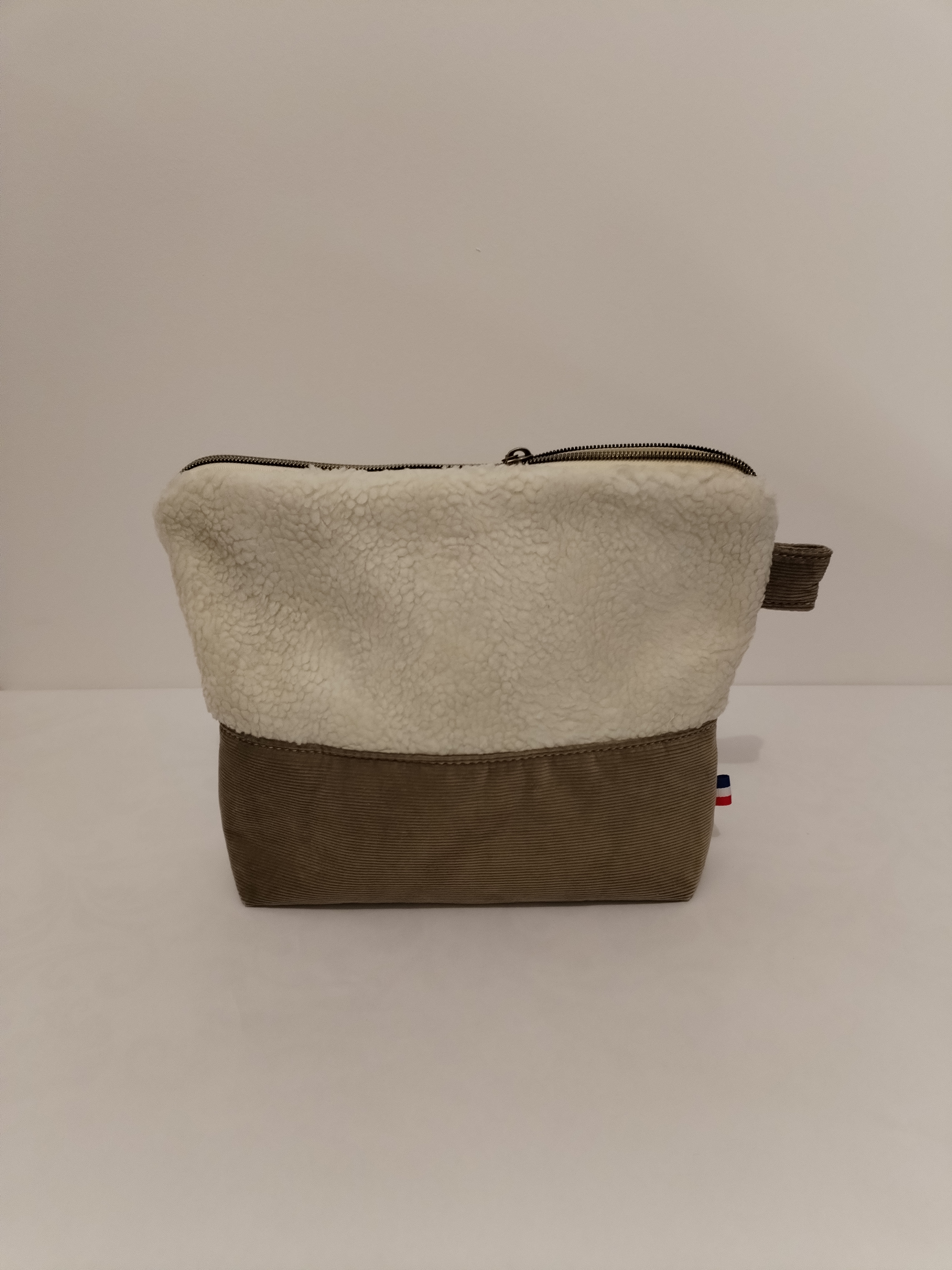 Pochette "La Généreuse" en velours côtelé café au lait et moumoute