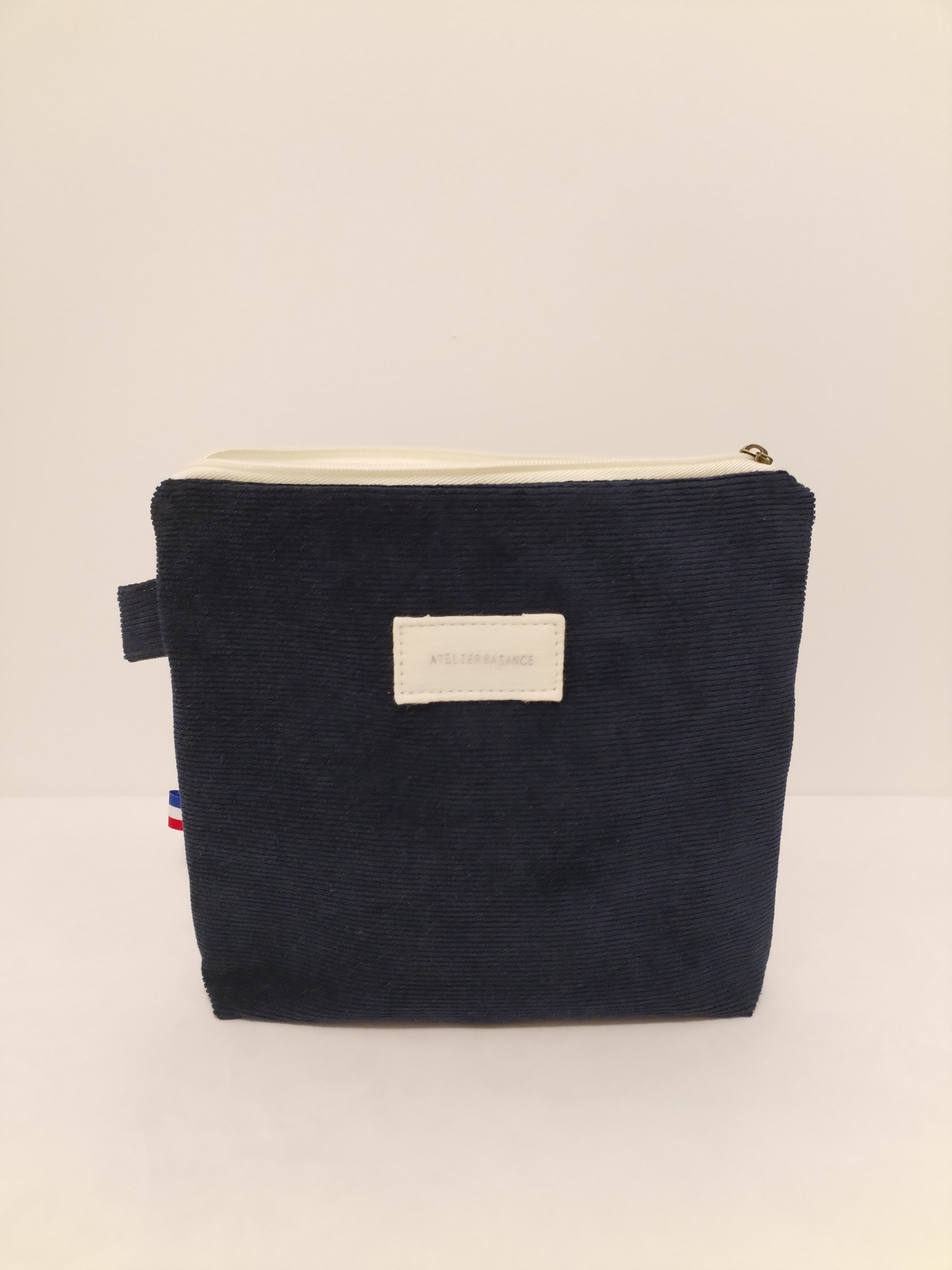 Pochette "La Généreuse" en velours côtelé bleu marine