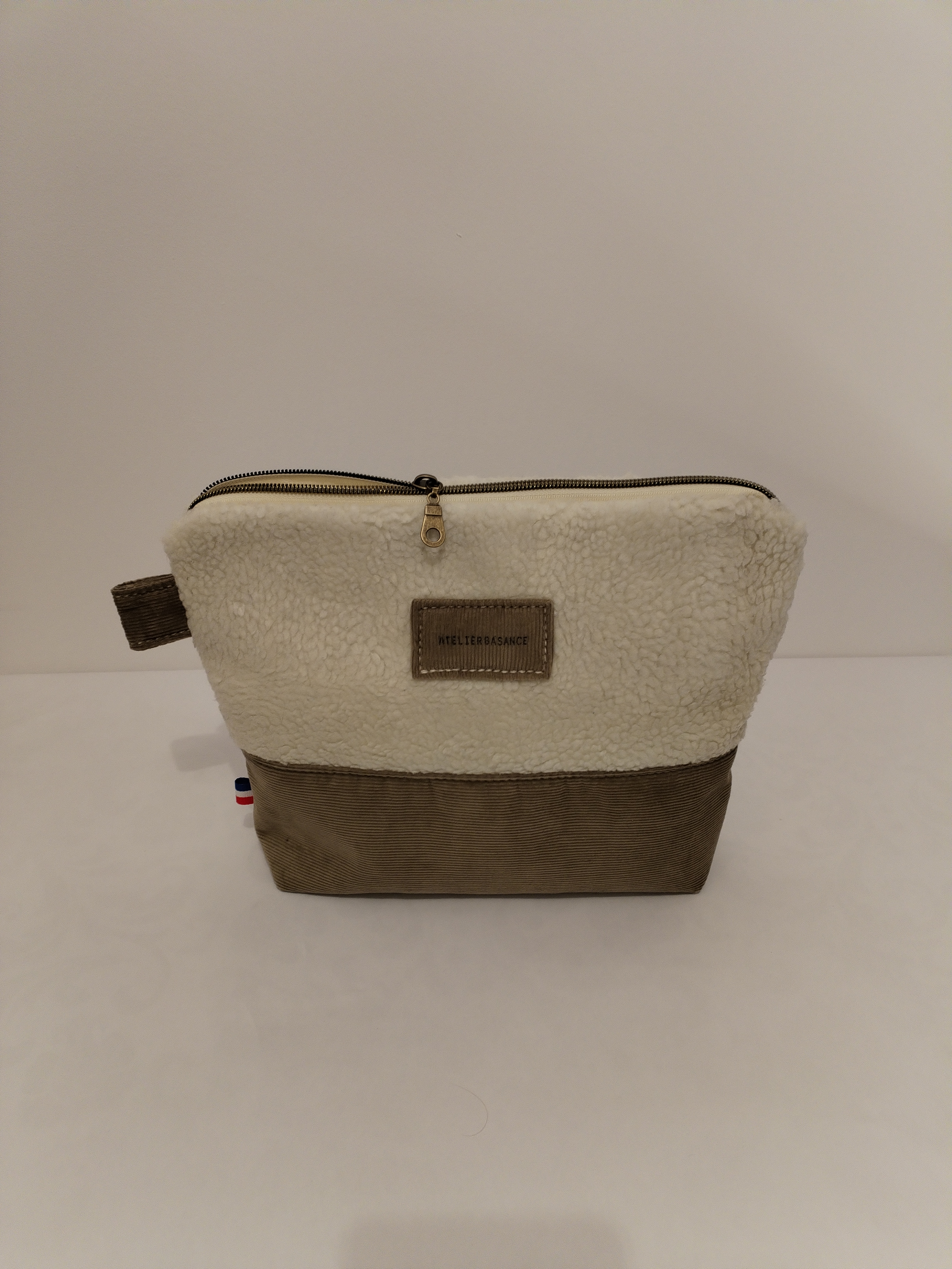 Pochette "La Généreuse" en velours côtelé café au lait et moumoute