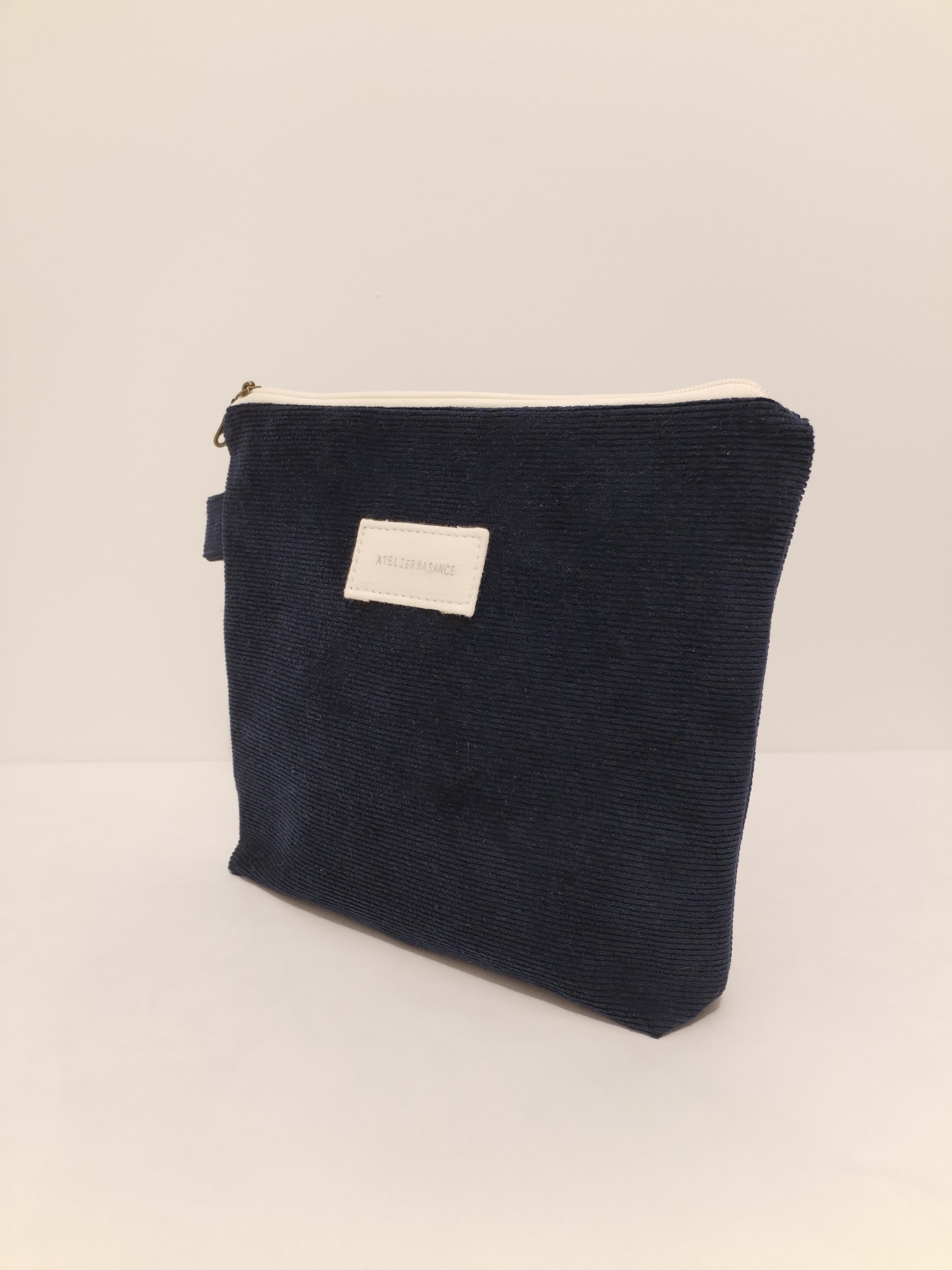 Pochette "La Généreuse" en velours côtelé bleu marine