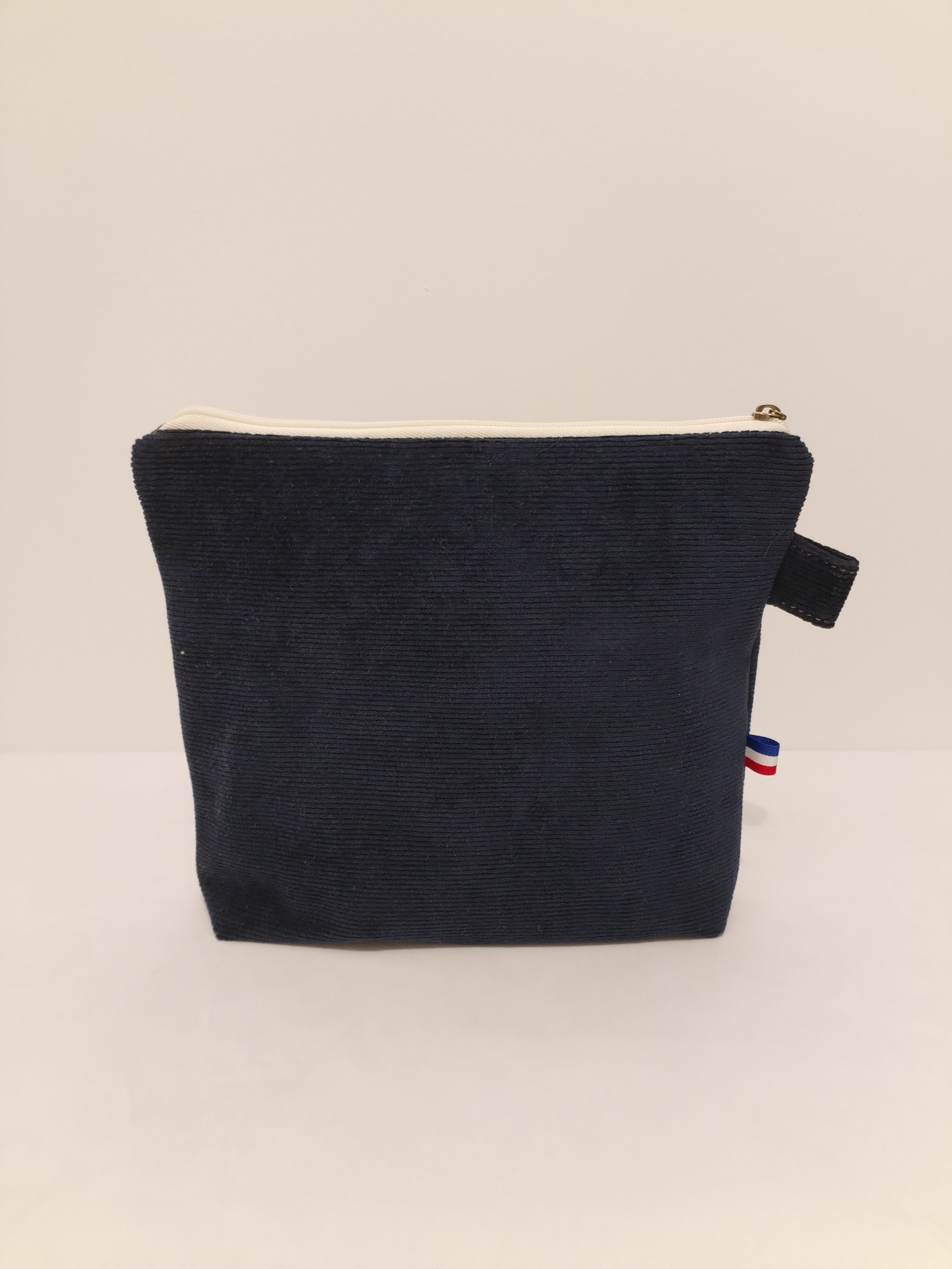 Pochette "La Généreuse" en velours côtelé bleu marine