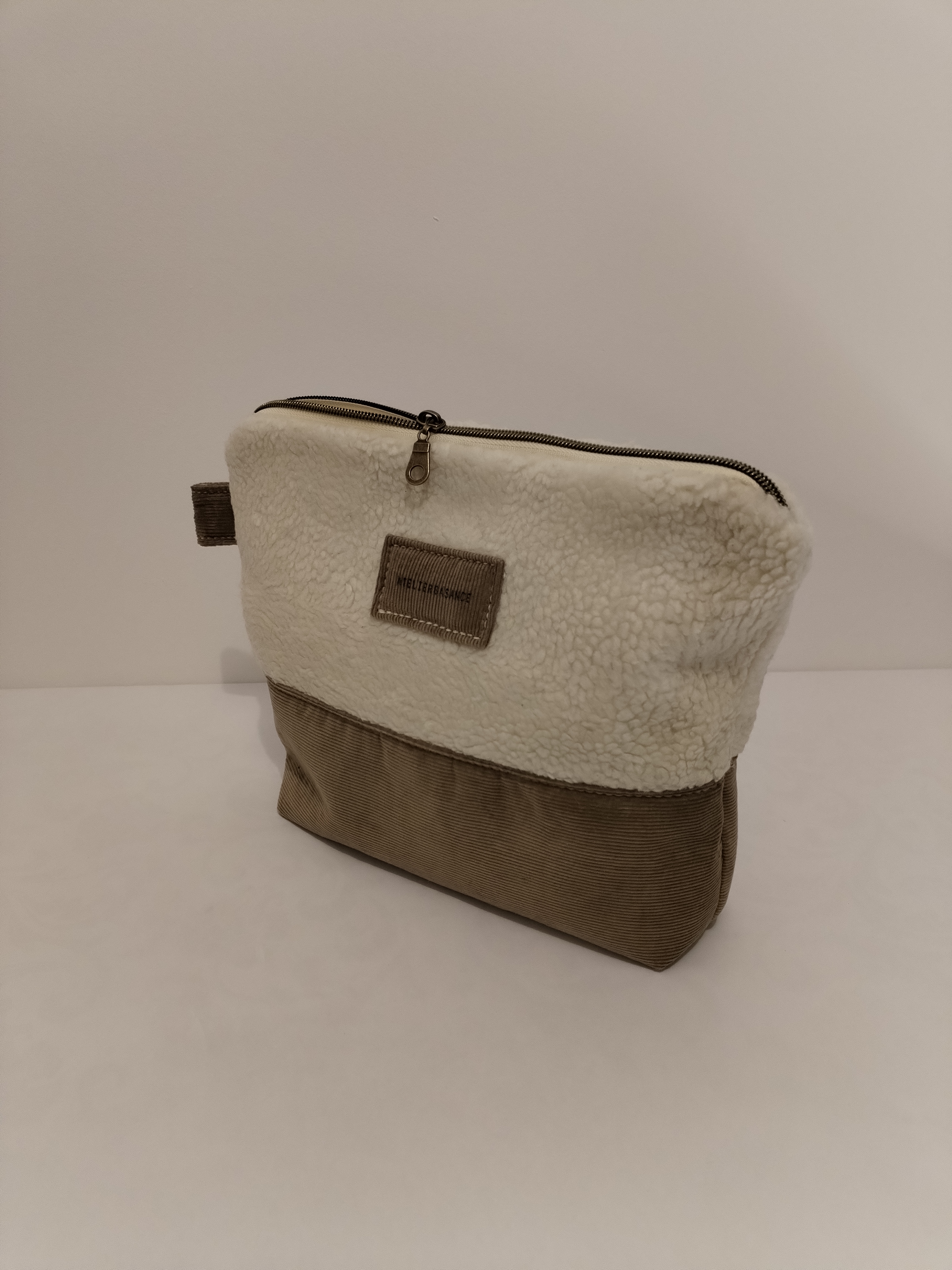 Pochette "La Généreuse" en velours côtelé café au lait et moumoute