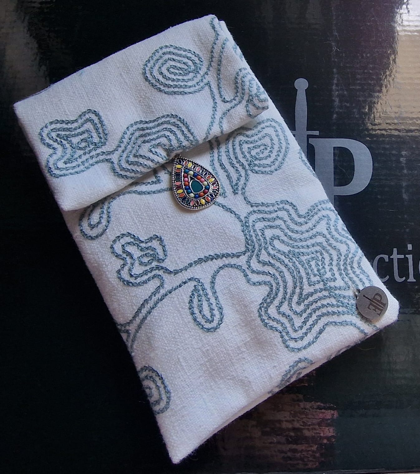 Bolsa artesanal bordada