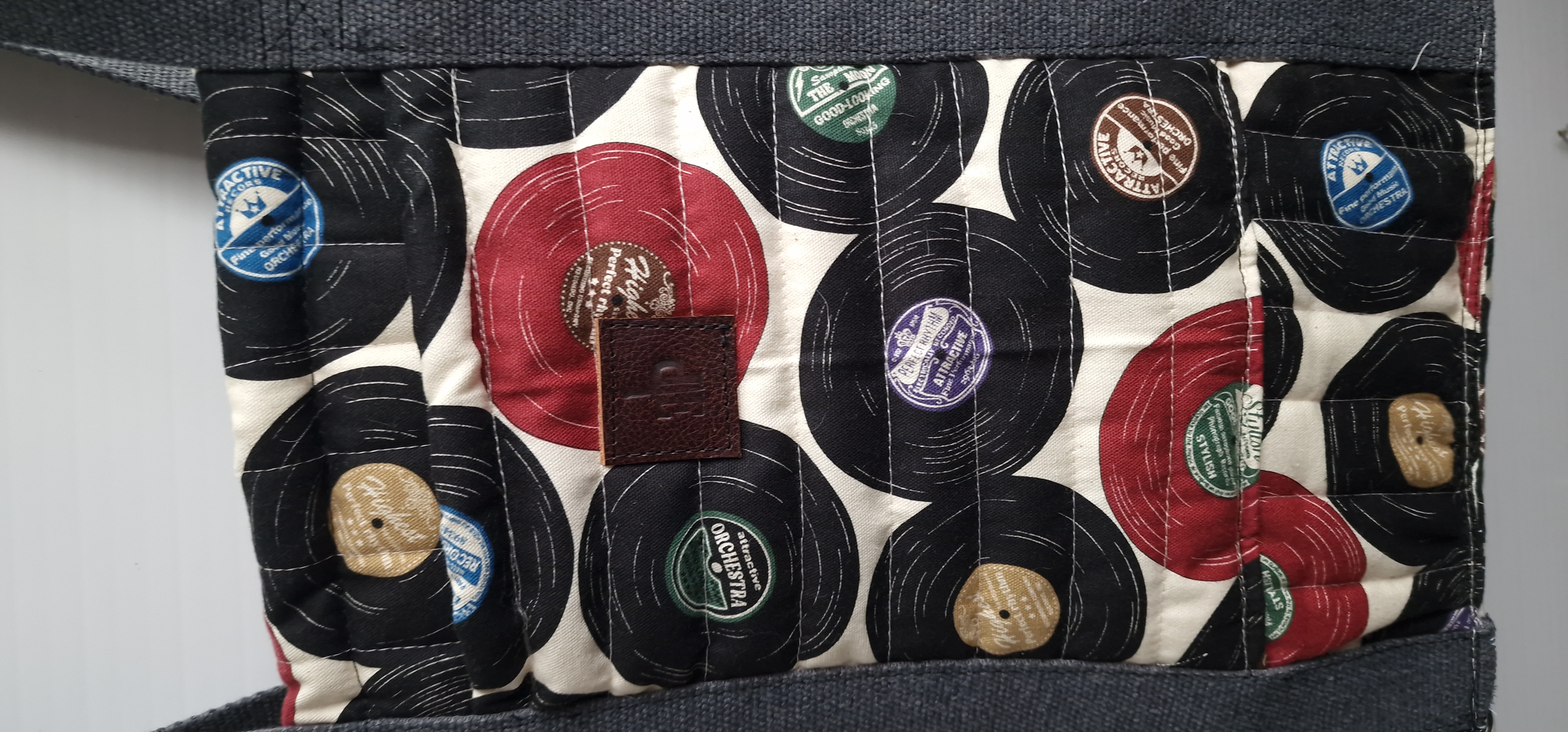 Bolsa estampada com discos de vinil
