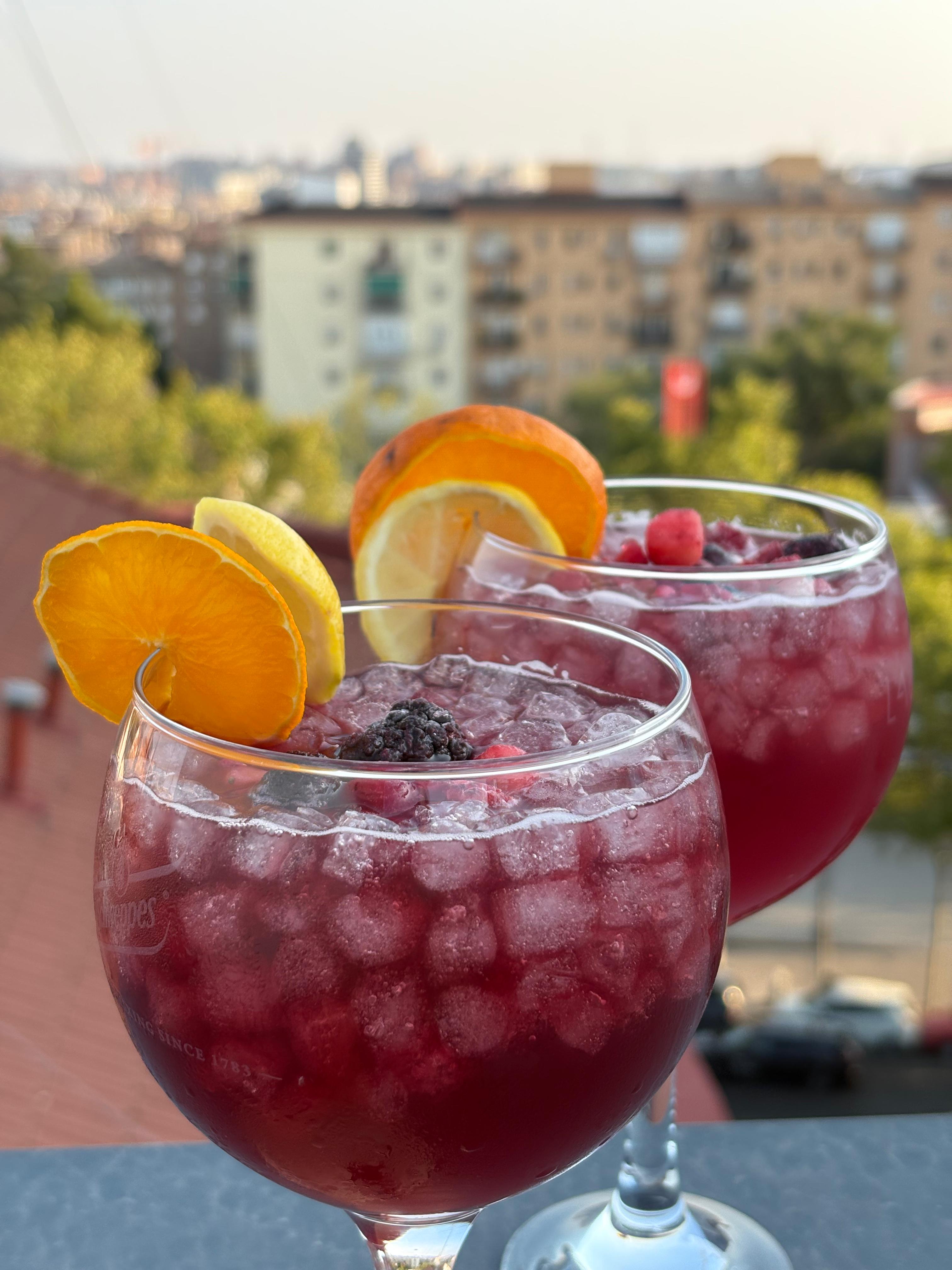 Taller de cocina de paella en terraza con un chef profesional
