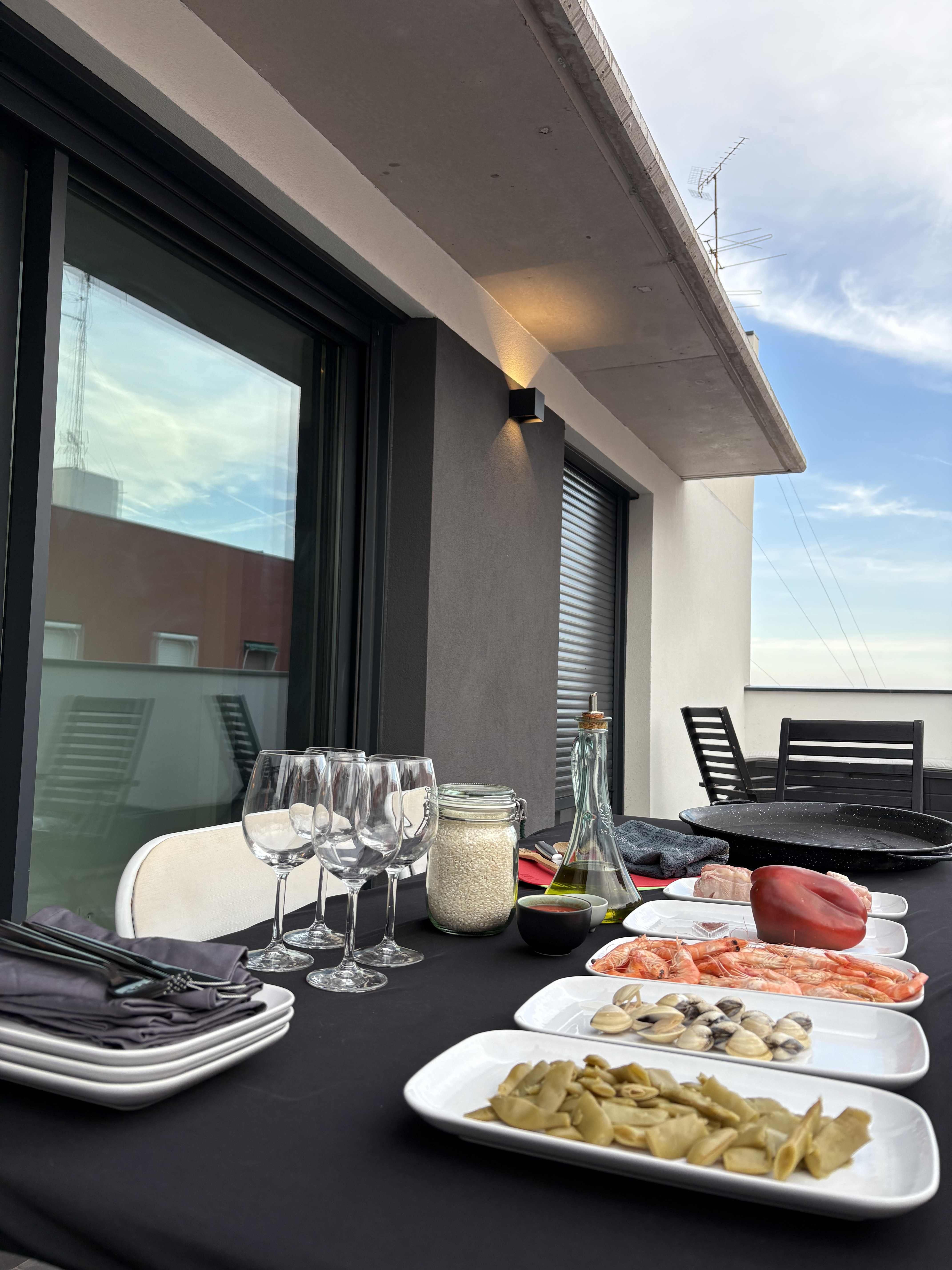 Taller de cocina de paella en terraza con un chef profesional