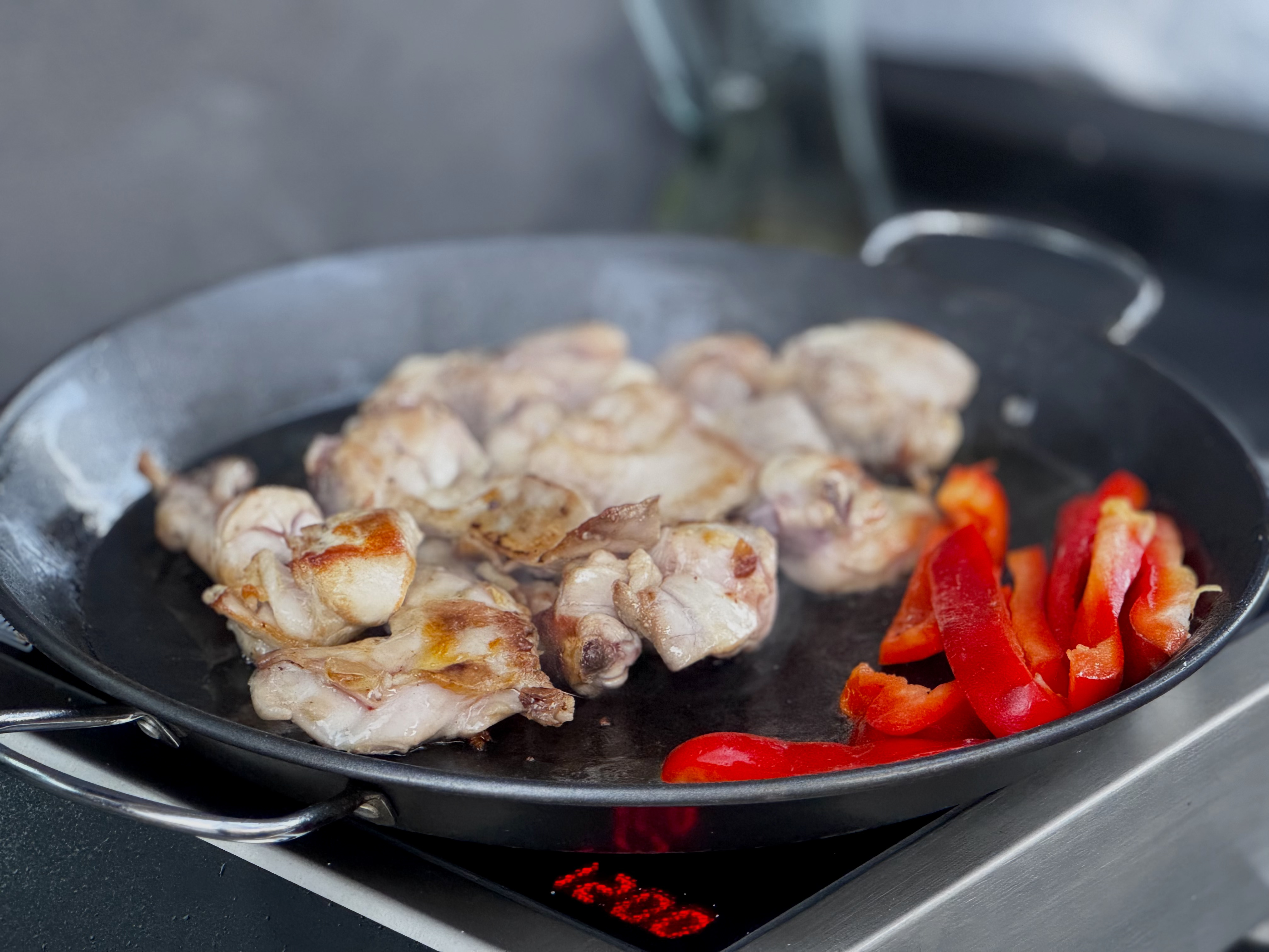 Taller de cocina de paella en terraza con un chef profesional