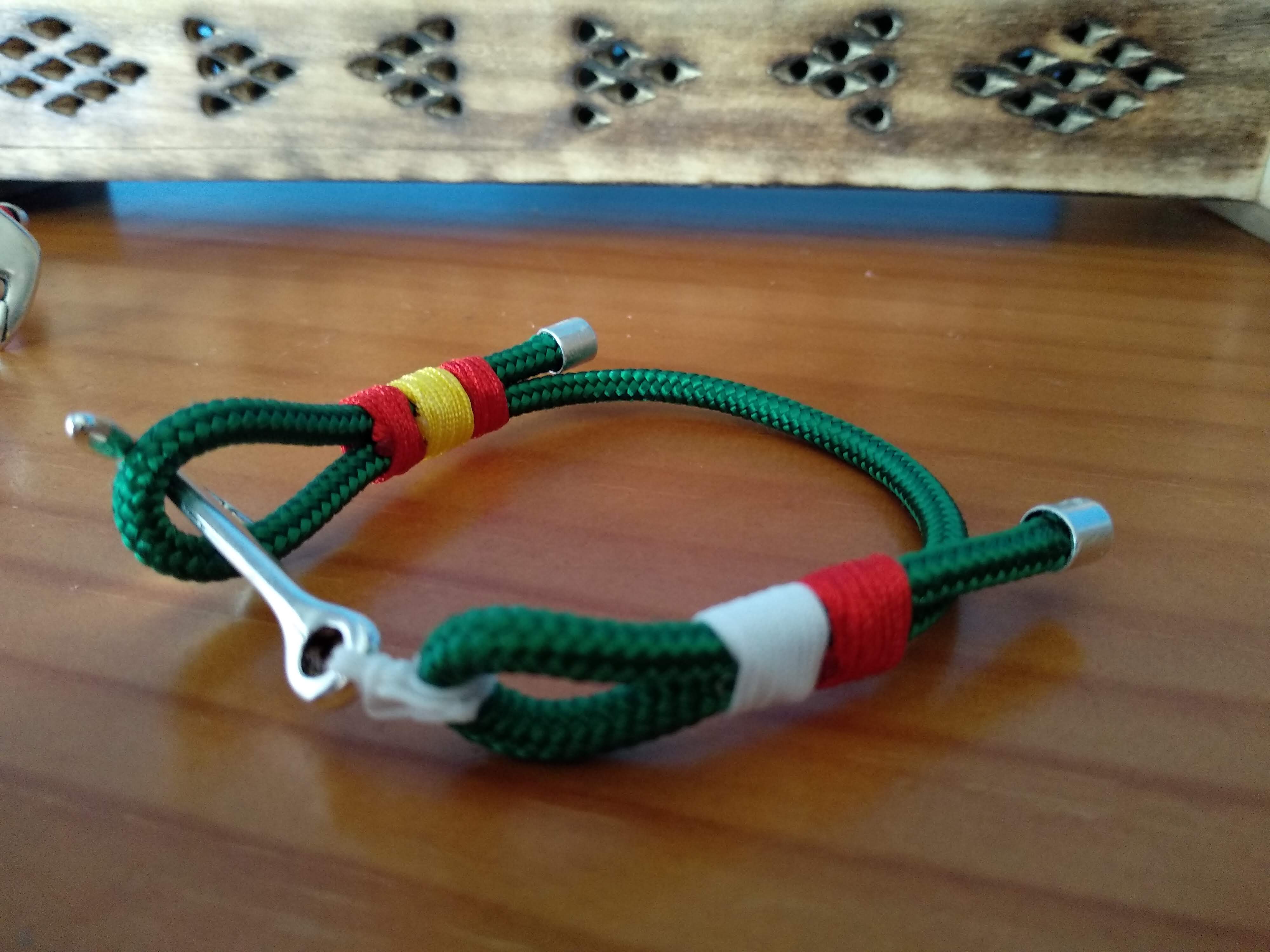 Pulsera de cuerda con anzuelo