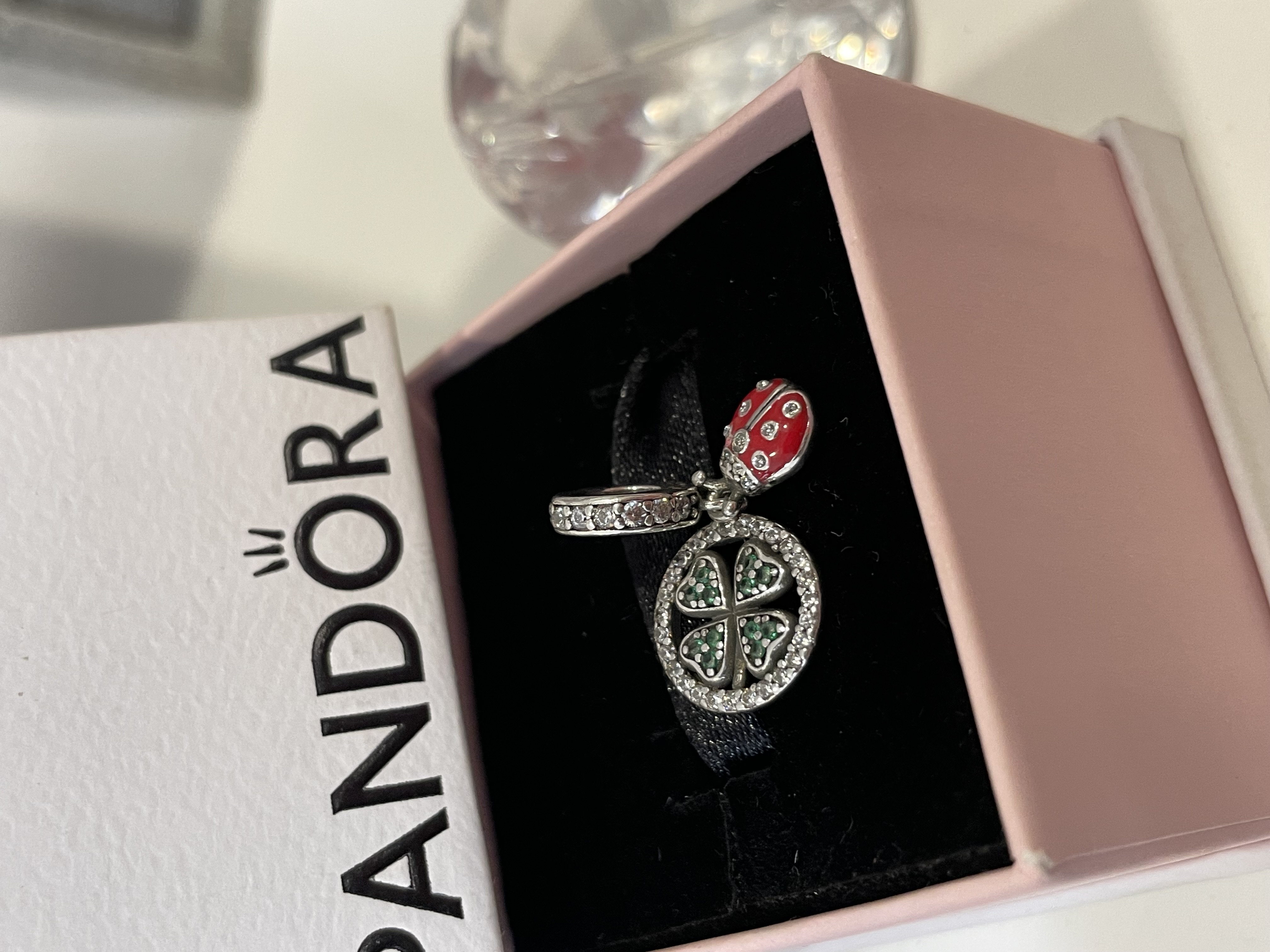 CHARM TREBOL Y MARIQUITA ZIRCONIAS