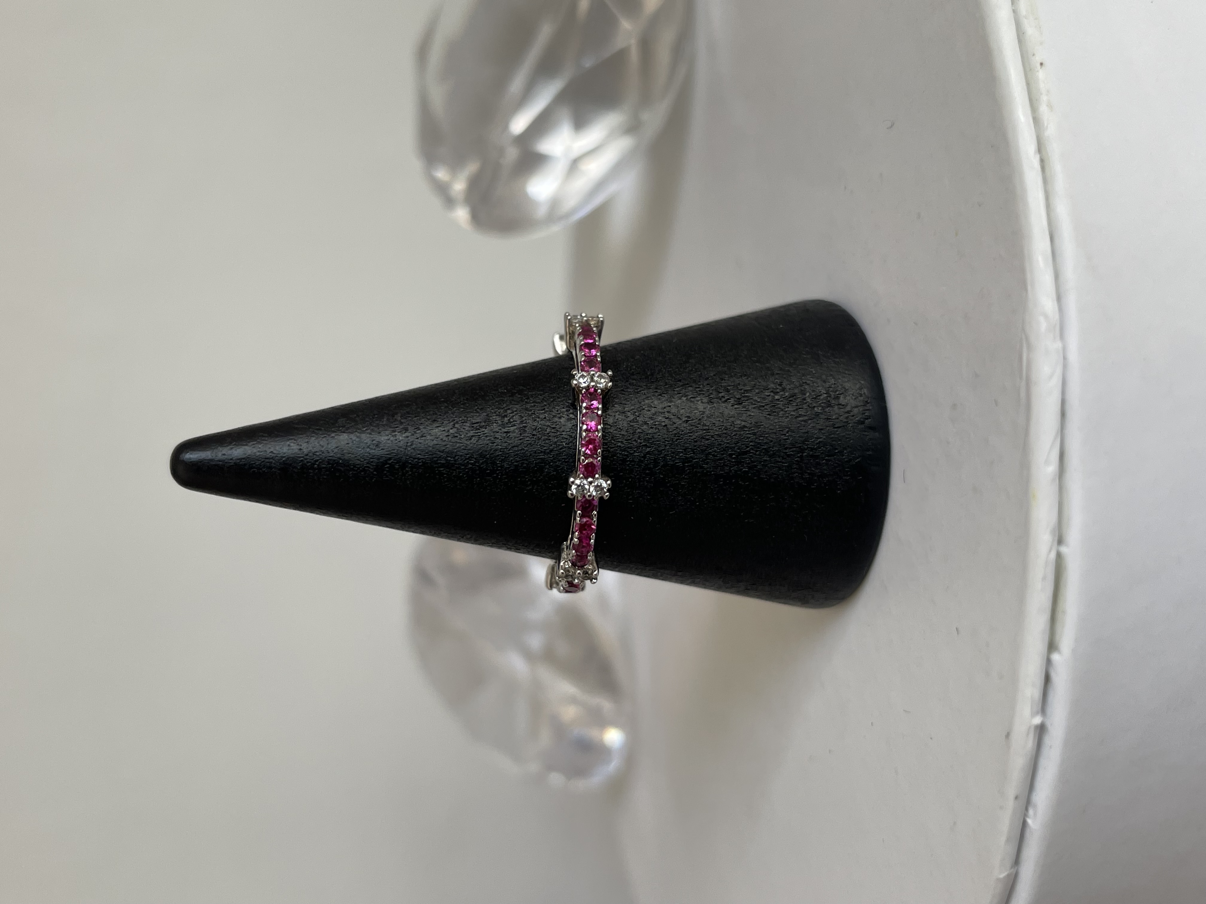 ANILLO ZIRCONIAS MAGENTA Y PLATA
