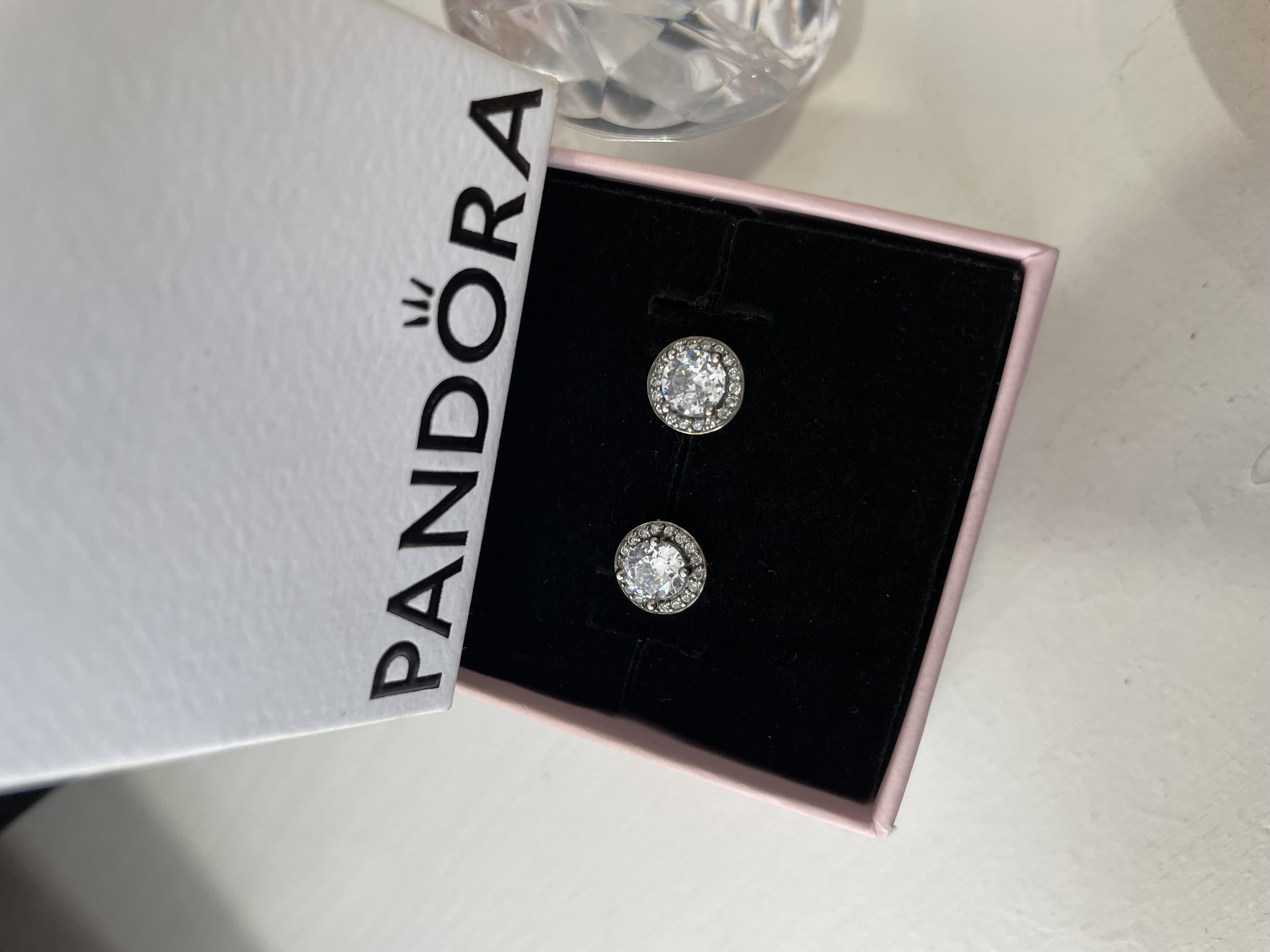 ARETES PIEDRA AL CENTRO CON BORDE ZIRCONIA