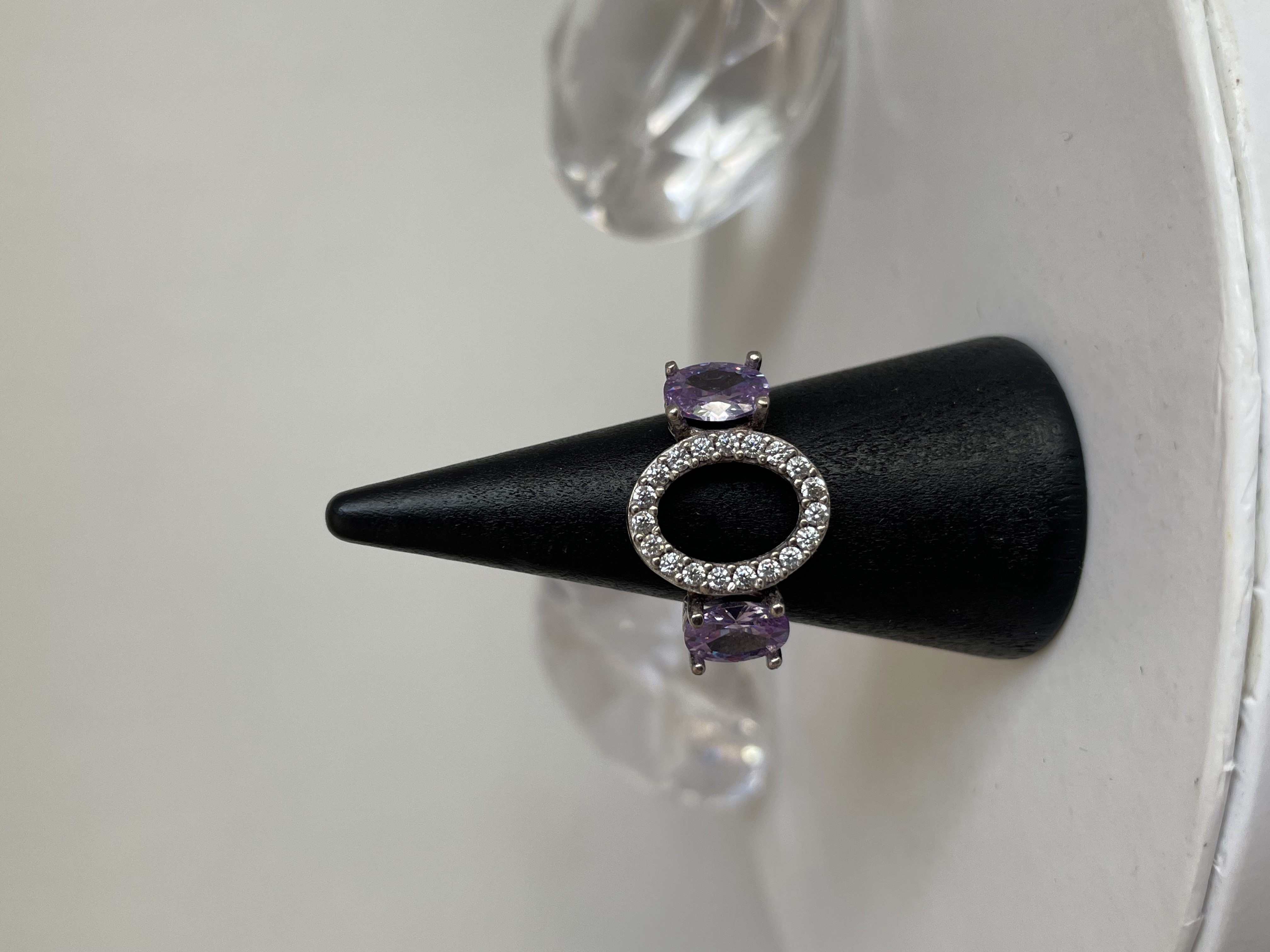 ANILLO OVALO PIEDRAS LILAS