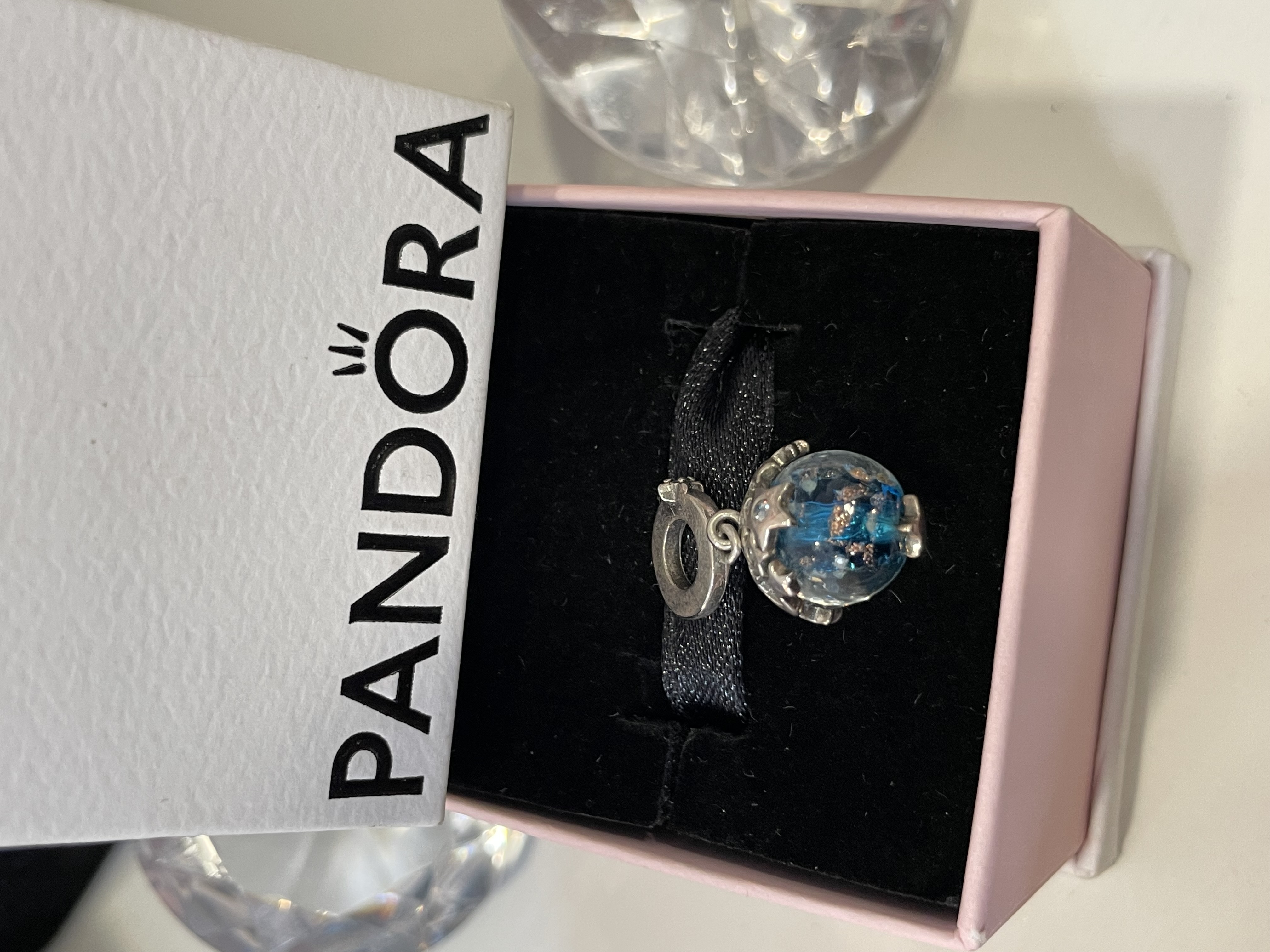 CHARM BOLA CON ESTRELLAS COLGANTE