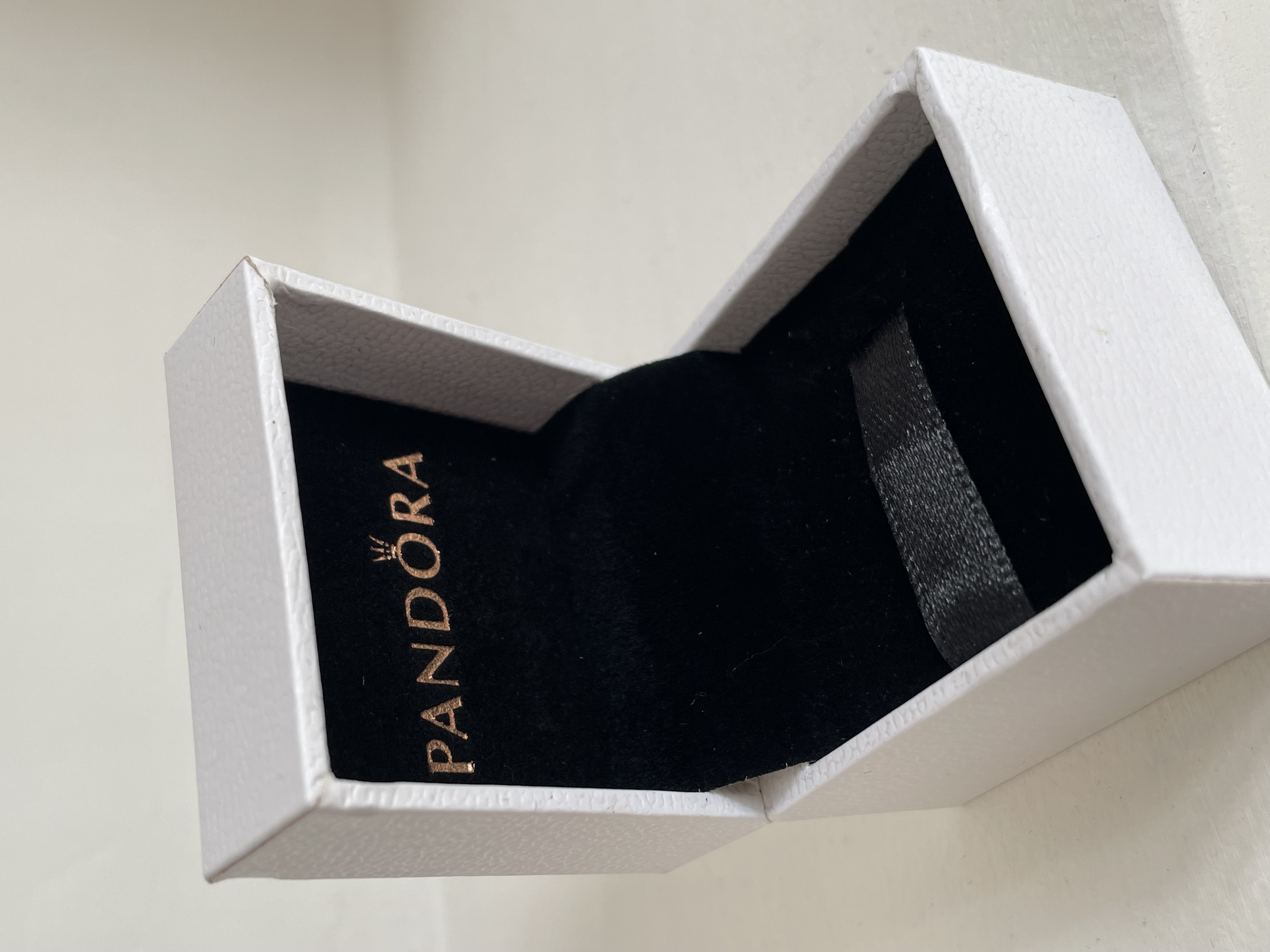CAJA RÍGIDA PARA CHARMS O ANILLOS 
