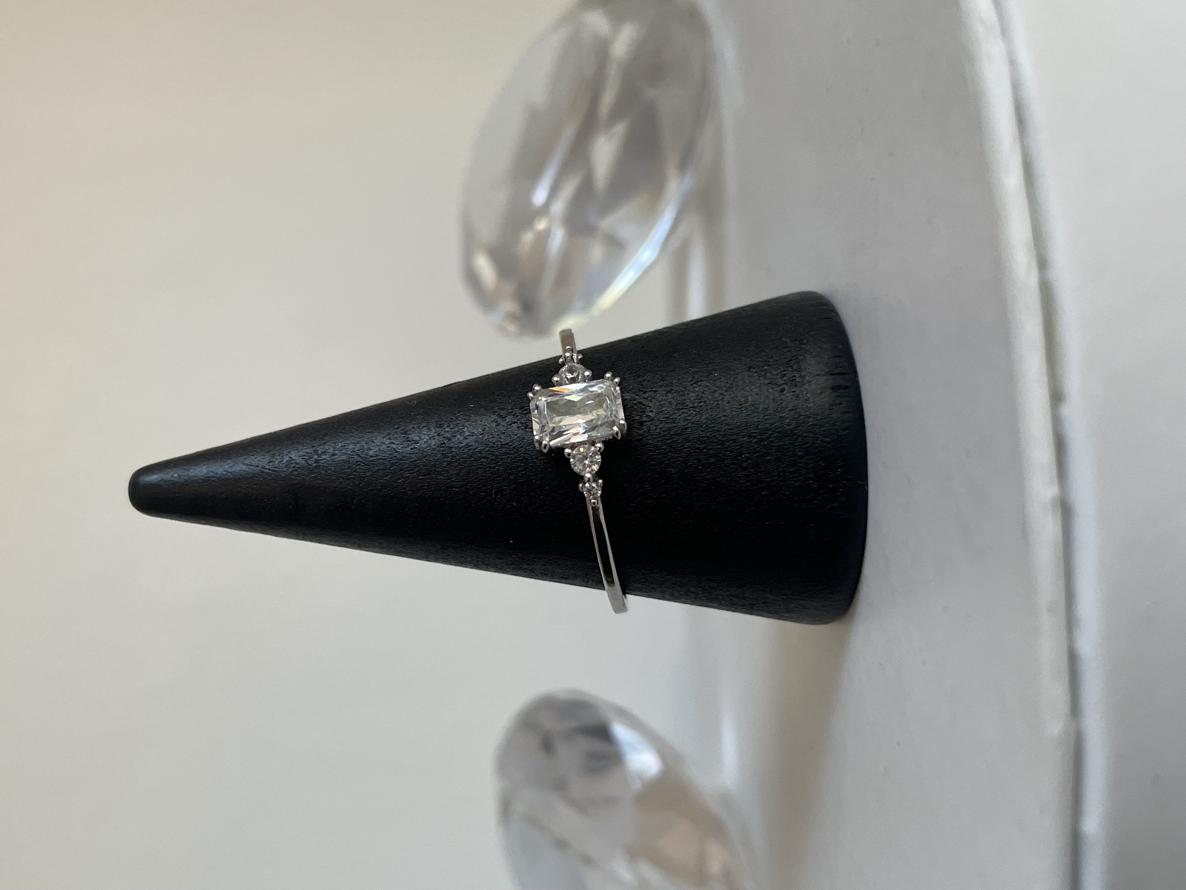 ANILLO PIEDRA RECTANGULAR CON 2 ZIRCONIASA LOS LADOS