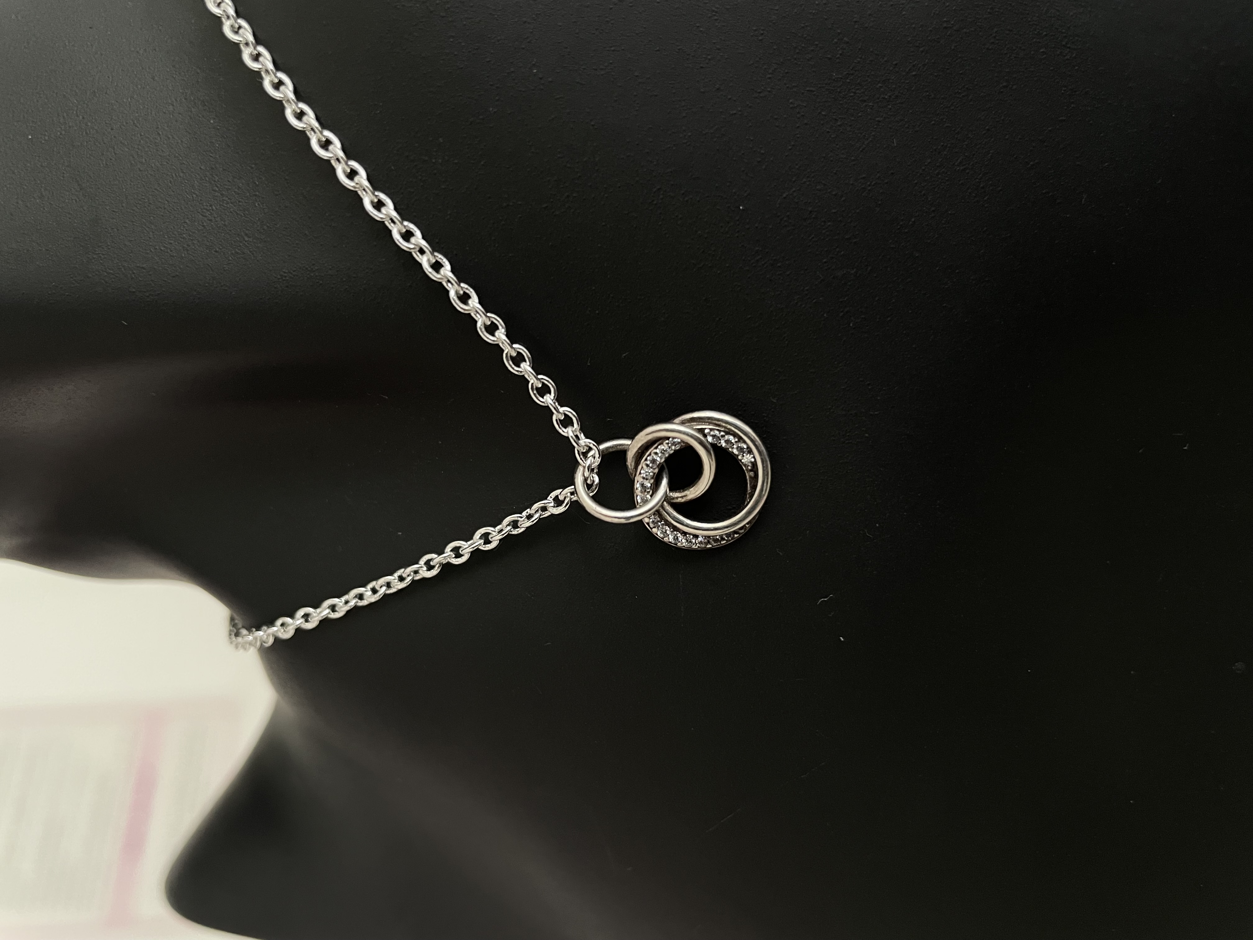 COLLAR AROS ENTRELAZADOS 