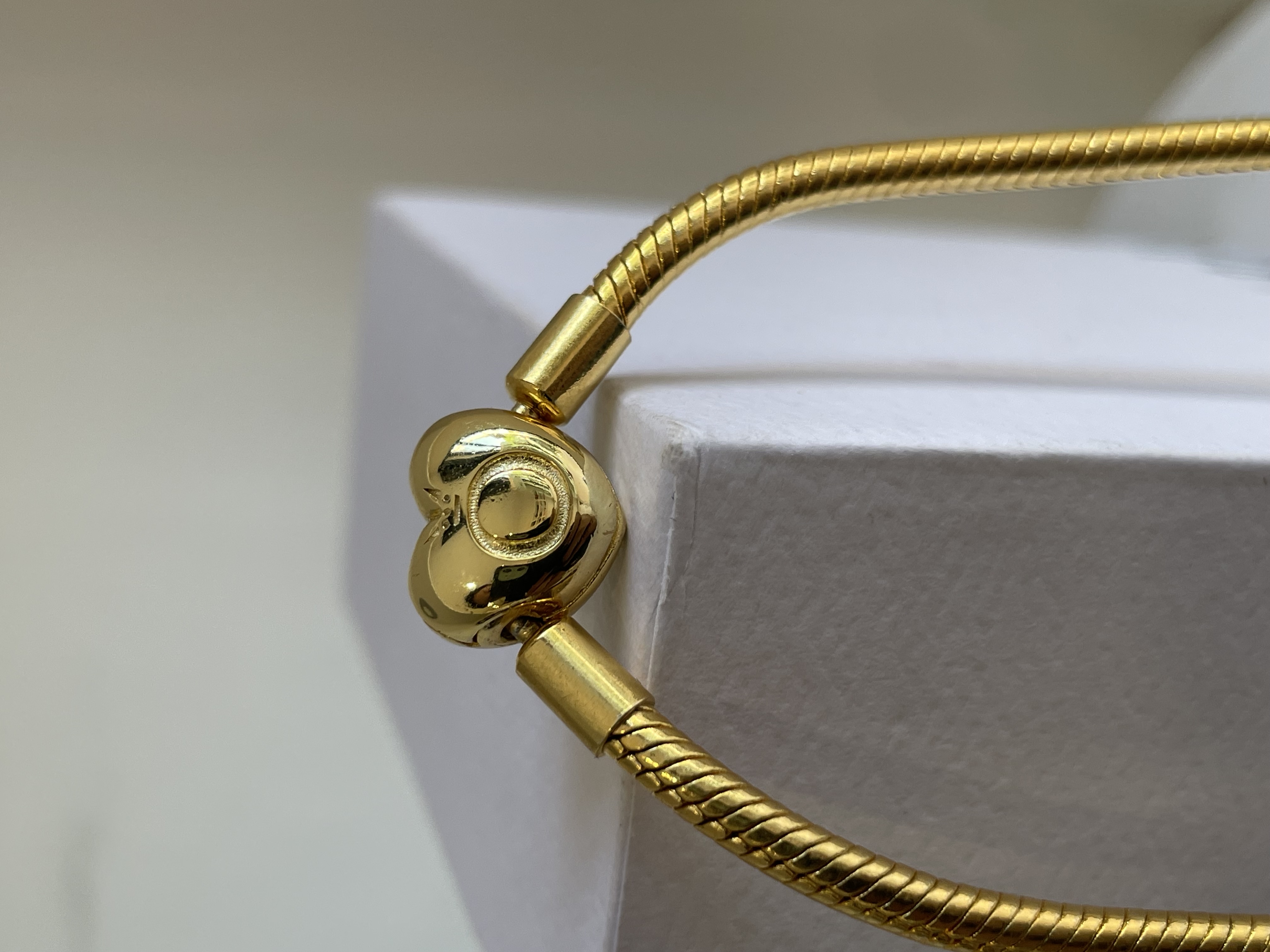 PULSERA DORADA CORAZÓN LISO 