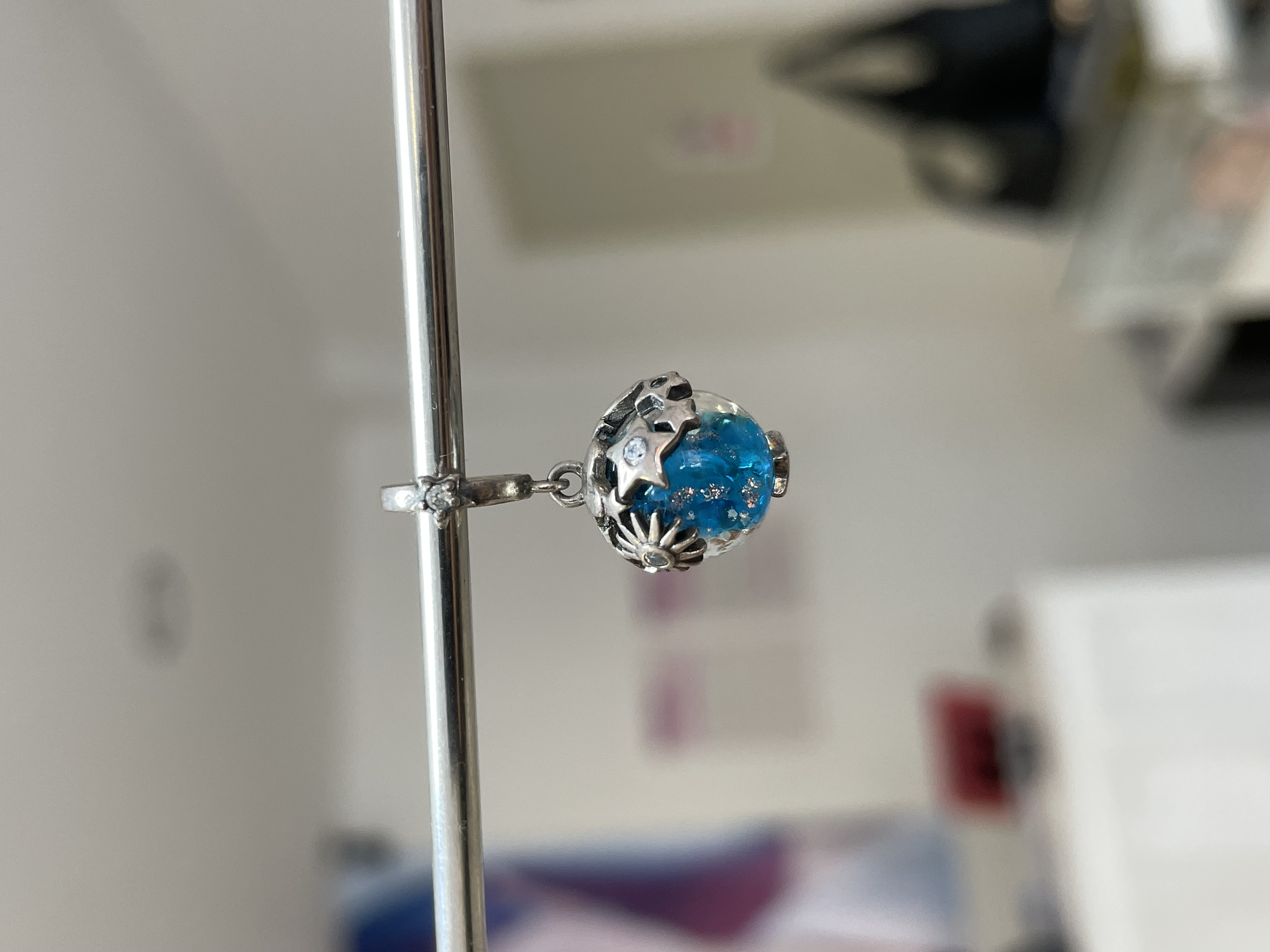 CHARM BOLA CON ESTRELLAS COLGANTE
