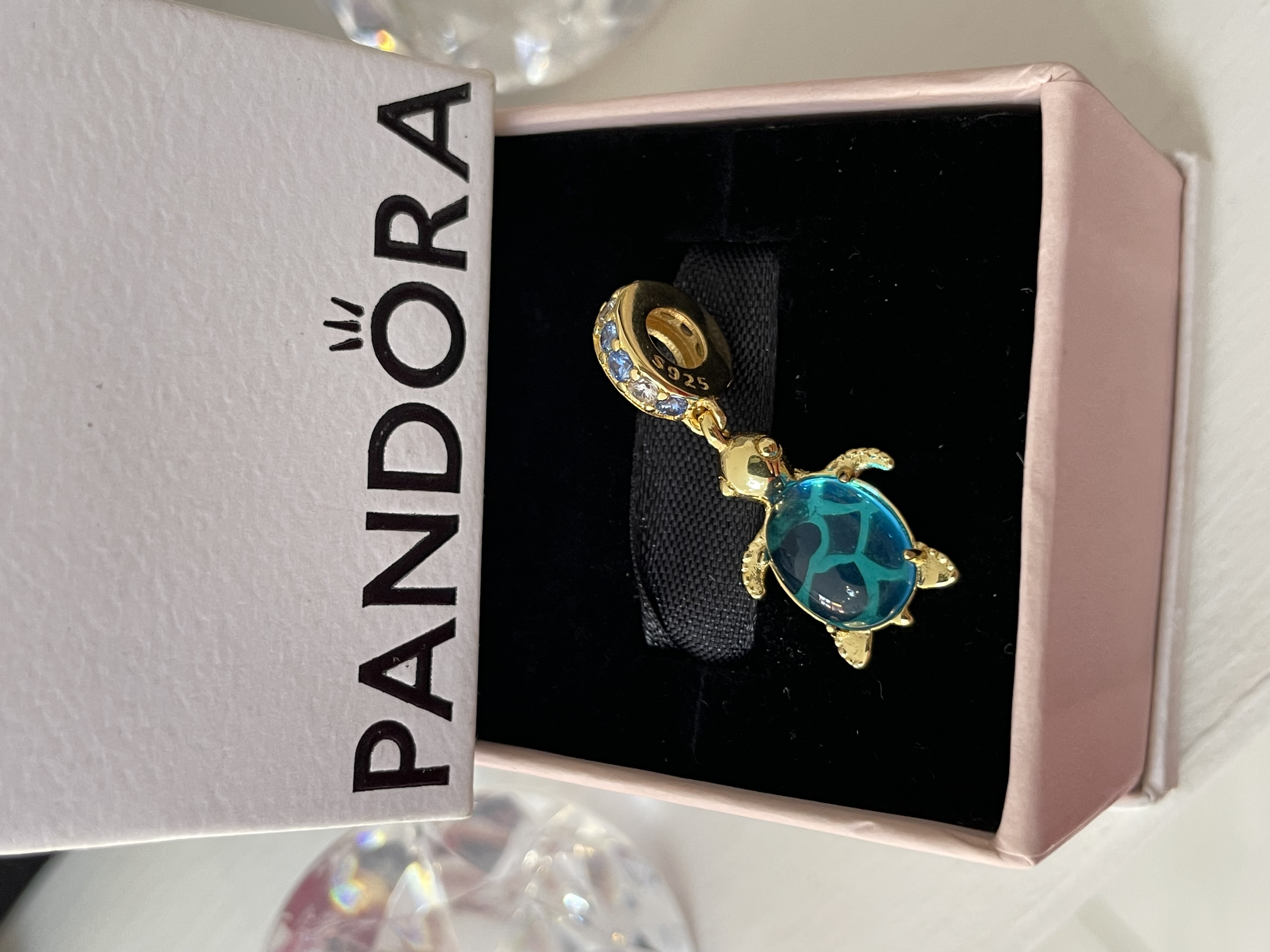CHARM TORTUGA DORADA CAPARAZÓN AZUL