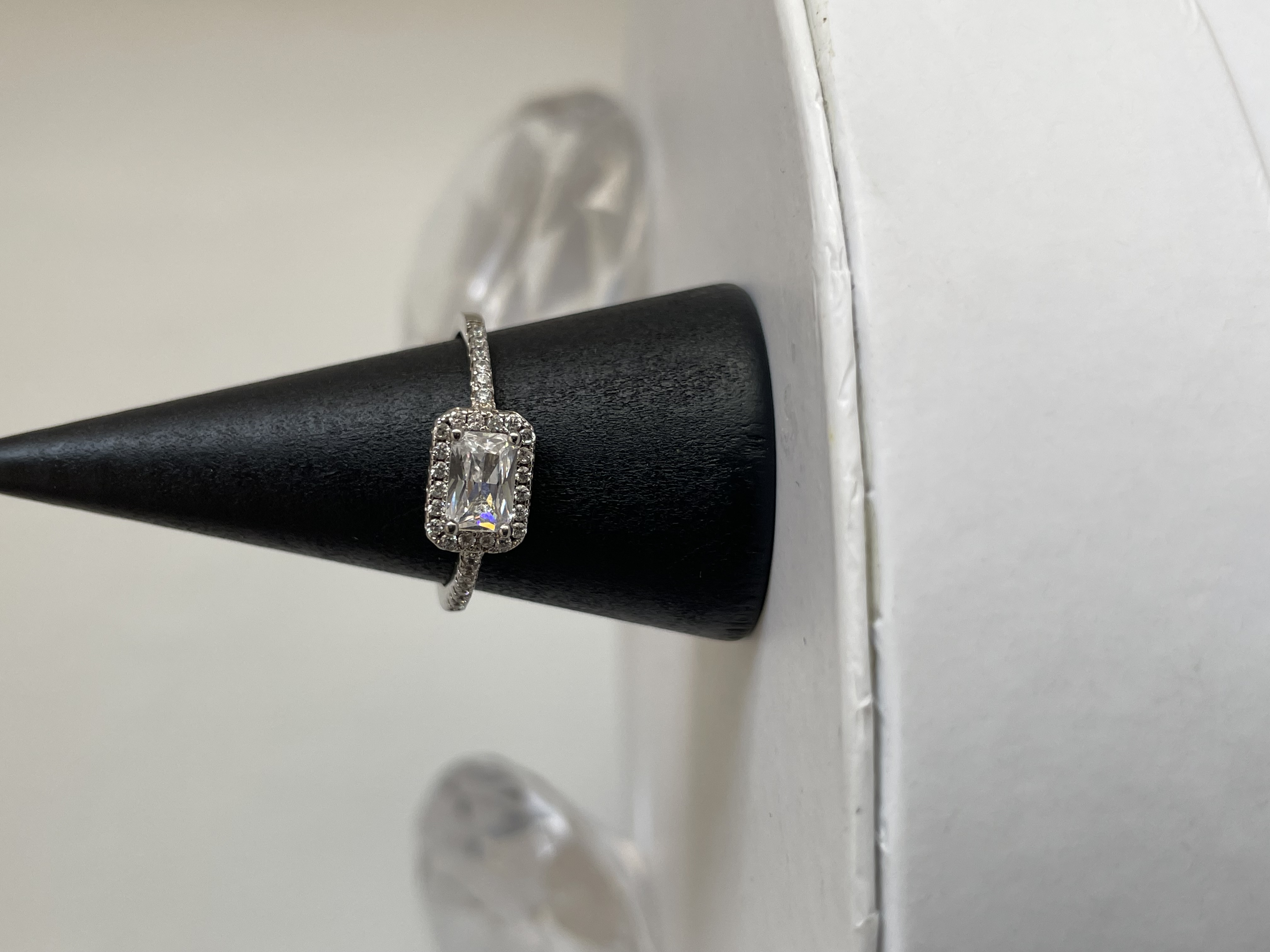 ANILLO PIEDRA RECTANGULAR BORDE Y ARGOLLA ZIRCONIAS