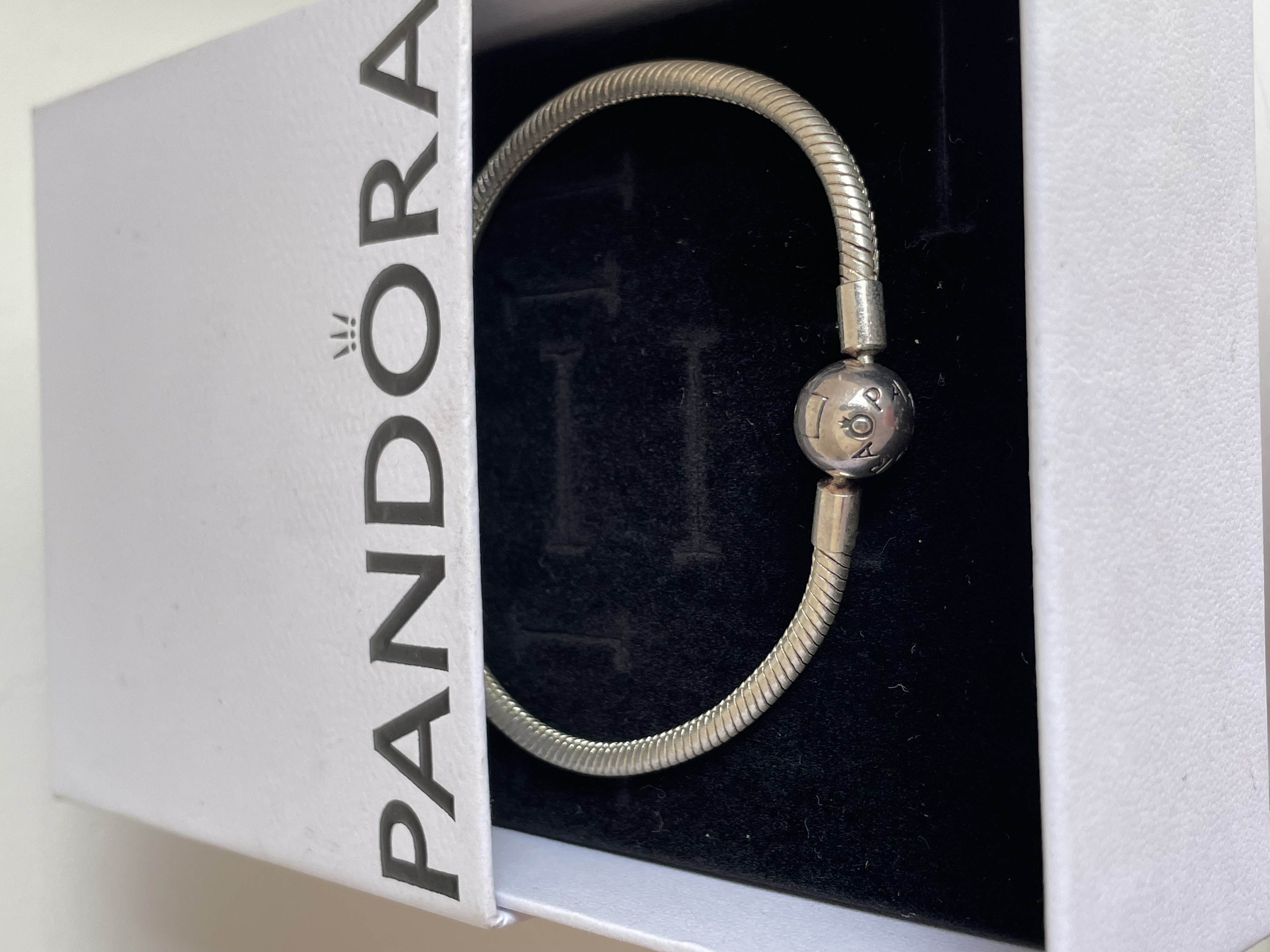 PULSERA BOLA PLATA ARO RÍGIDO