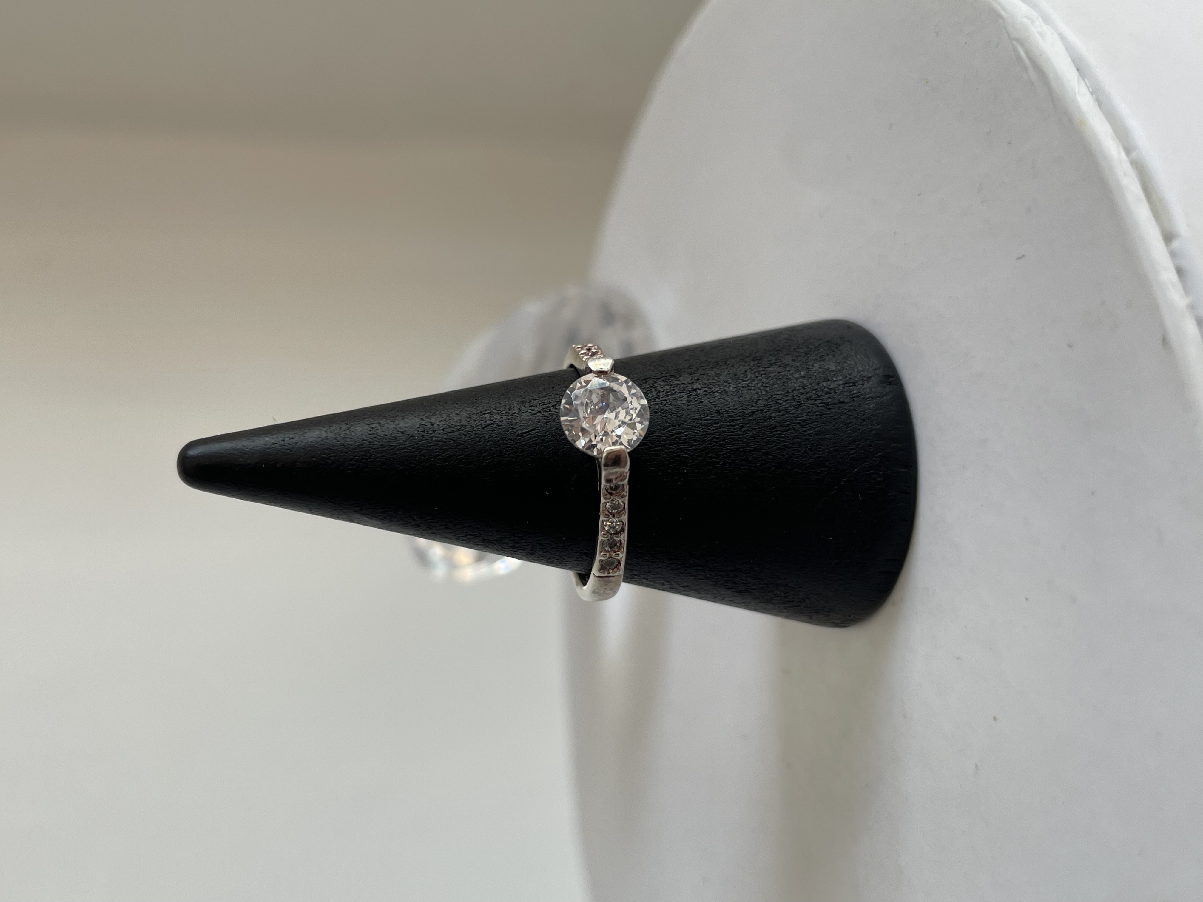 ANILLO PIEDRA REDONDA Y ZIRCONIAS