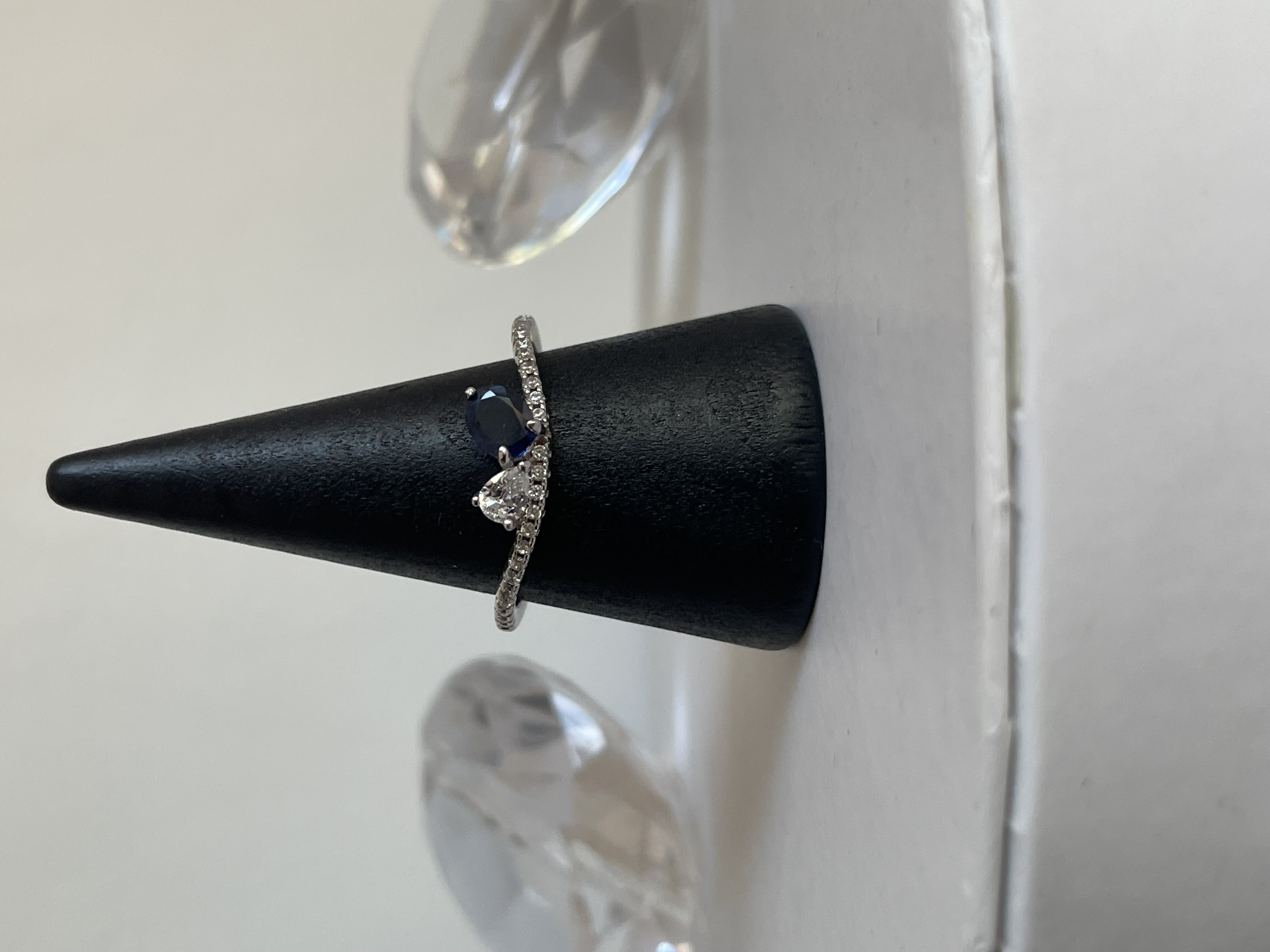 ANILLO PIEDRA GOTA Y ZIRCONIA
