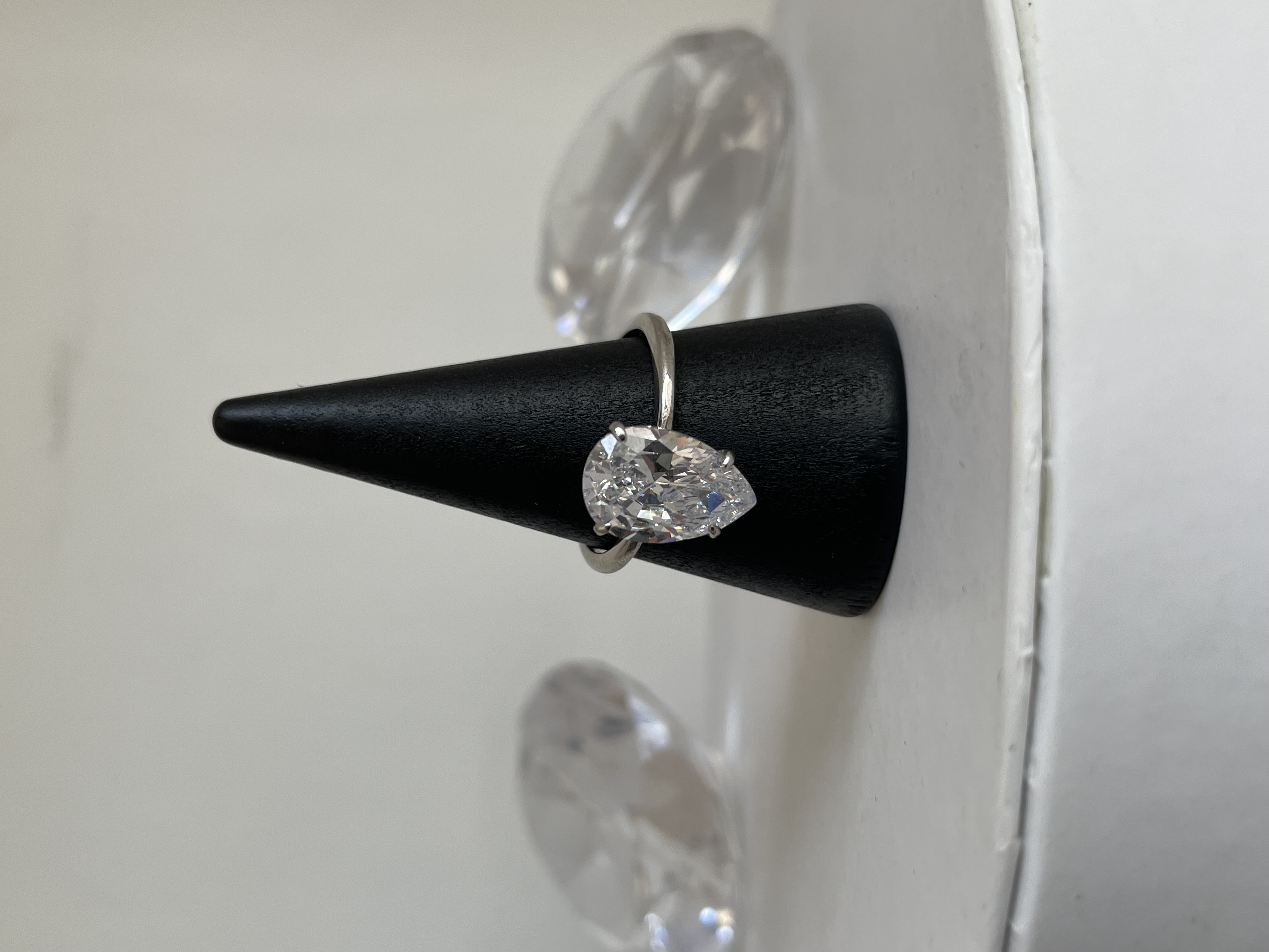 ANILLO PIEDRA GOTA GRANDE SENCILLA