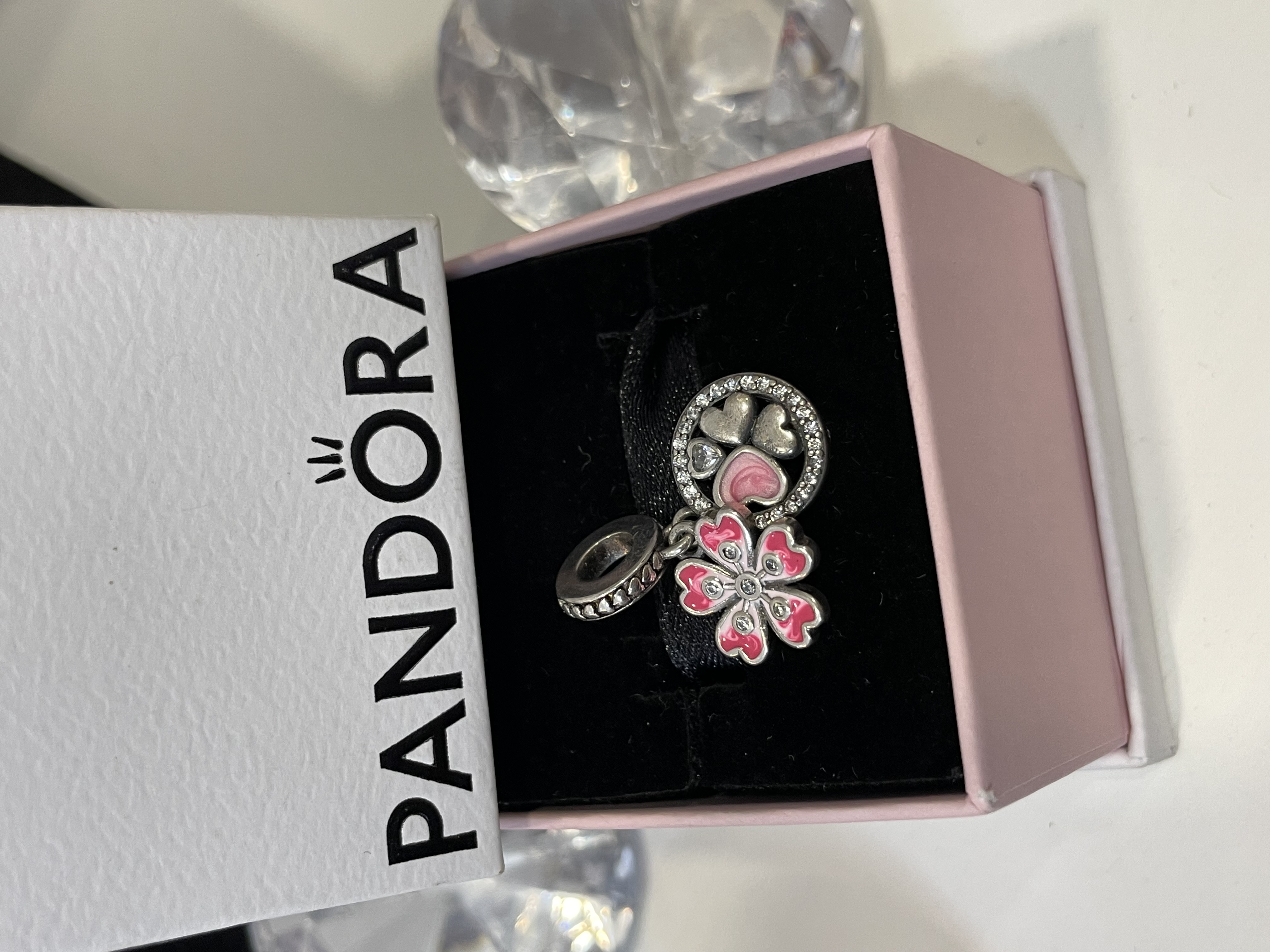 CHARM TRÉBOL Y FLOR ROSA