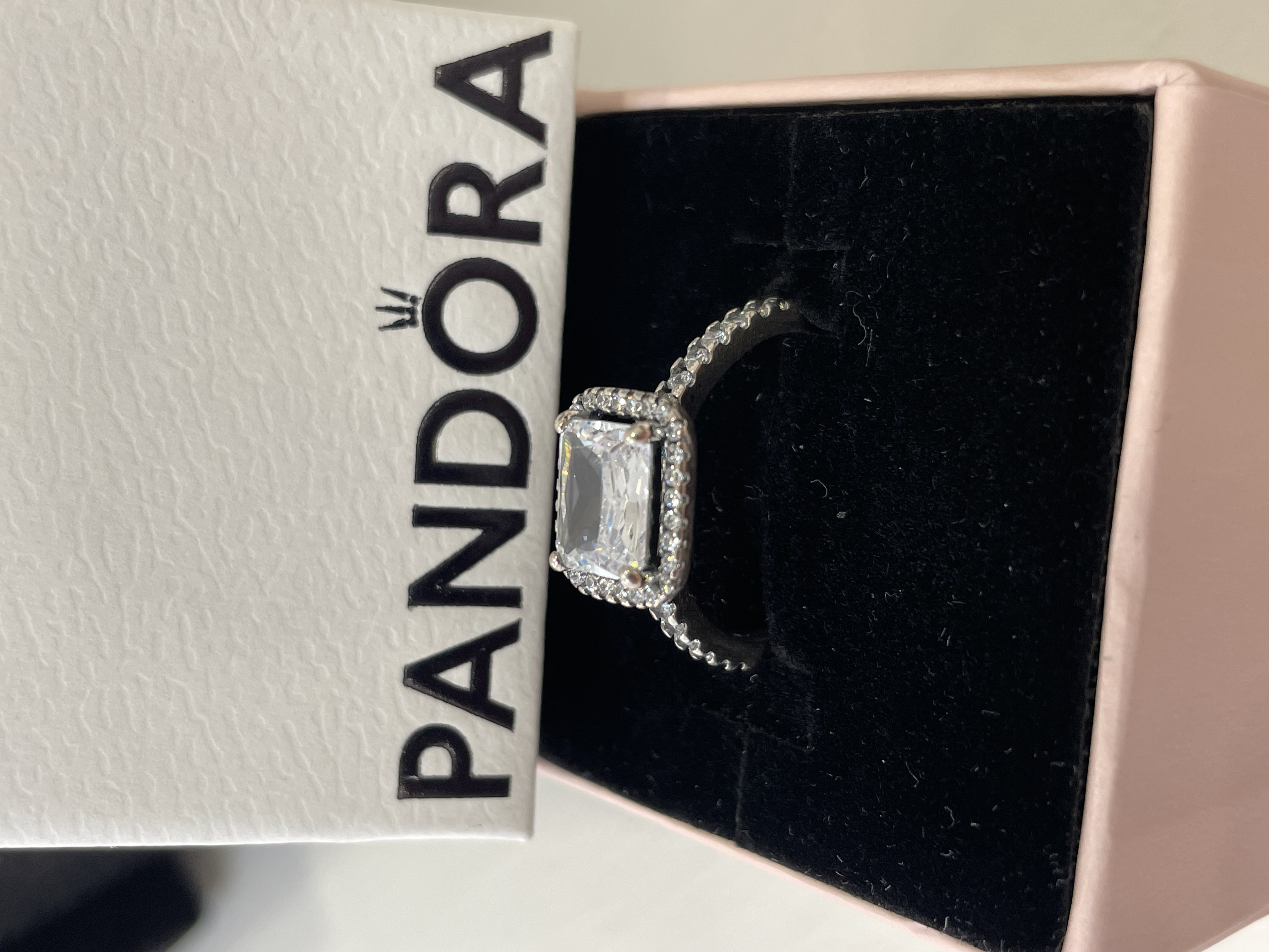 ANILLO PANDORA RECTANGULAR CON BORDE