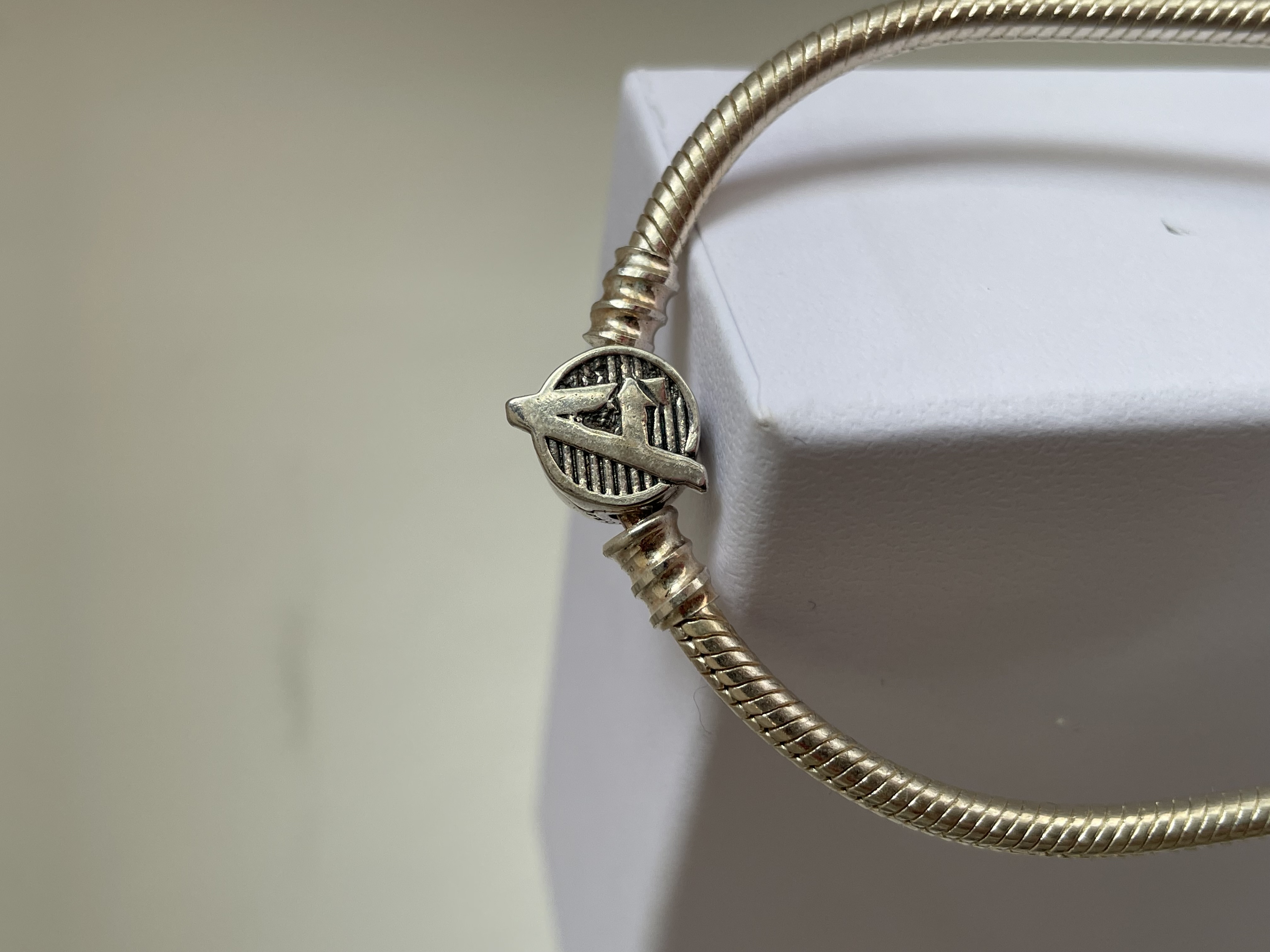 PULSERA AVENGERS LOGO