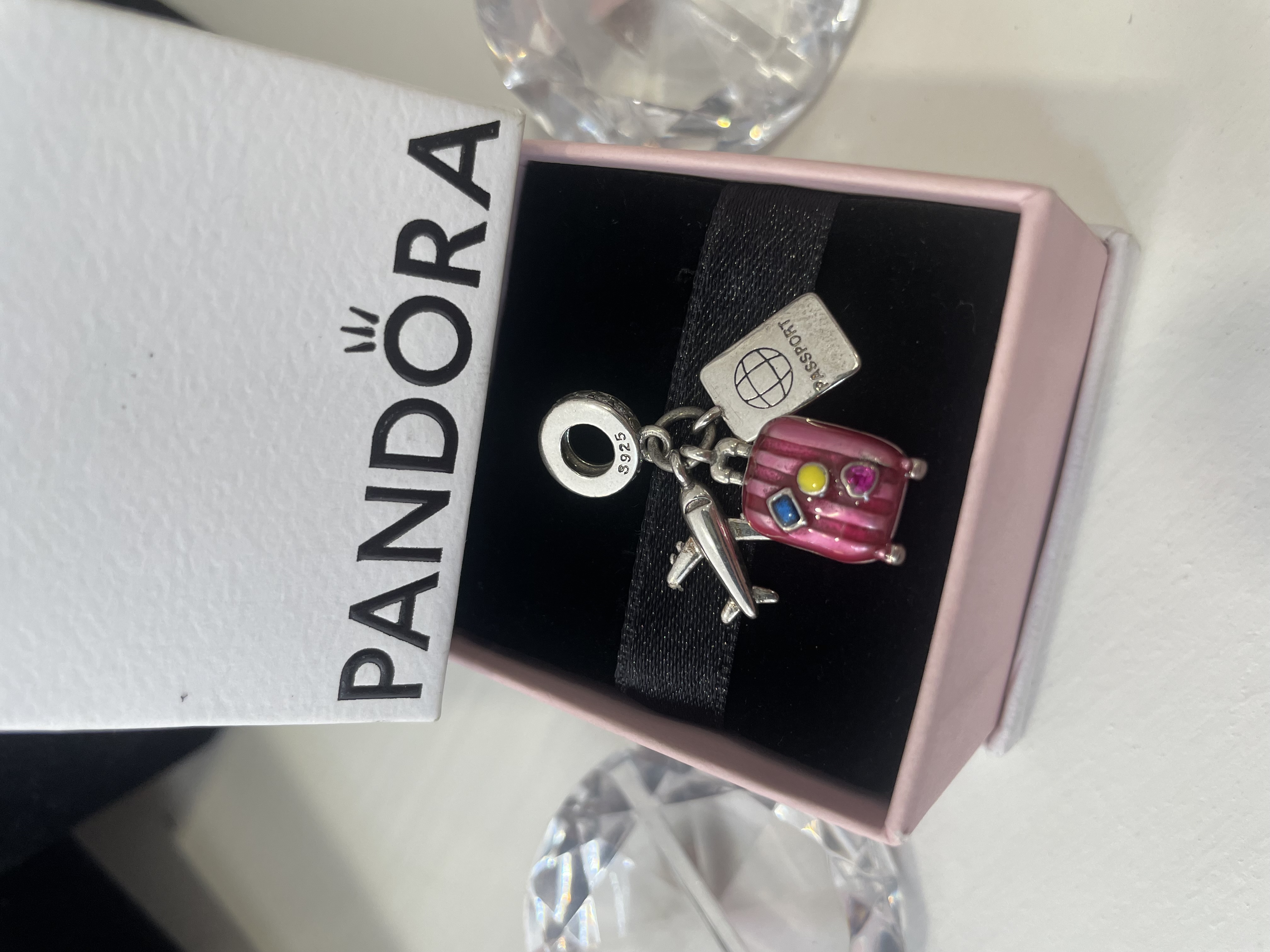 CHARM TRIPLE MALETA PASAPORTE Y AVION ROSA