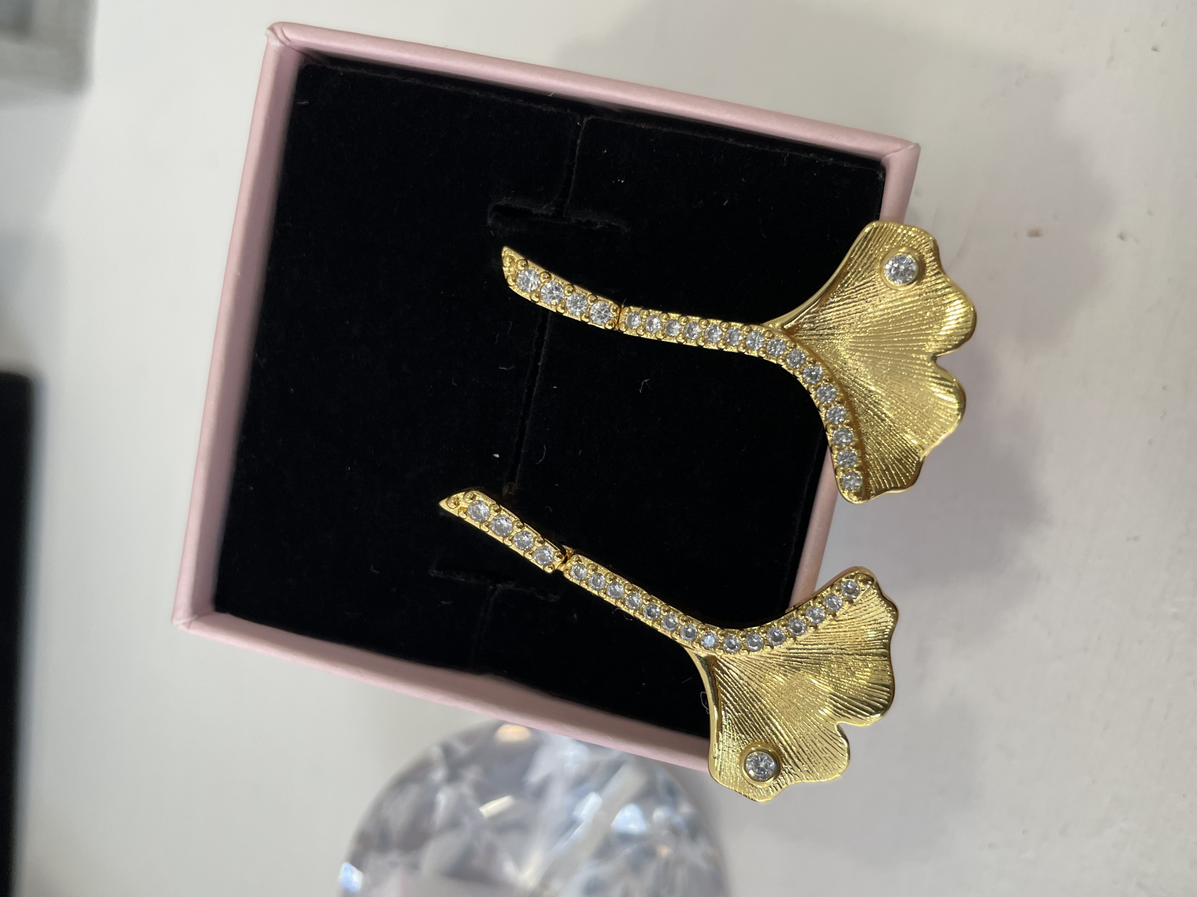 ARETES TALLO Y HOJA DORADO