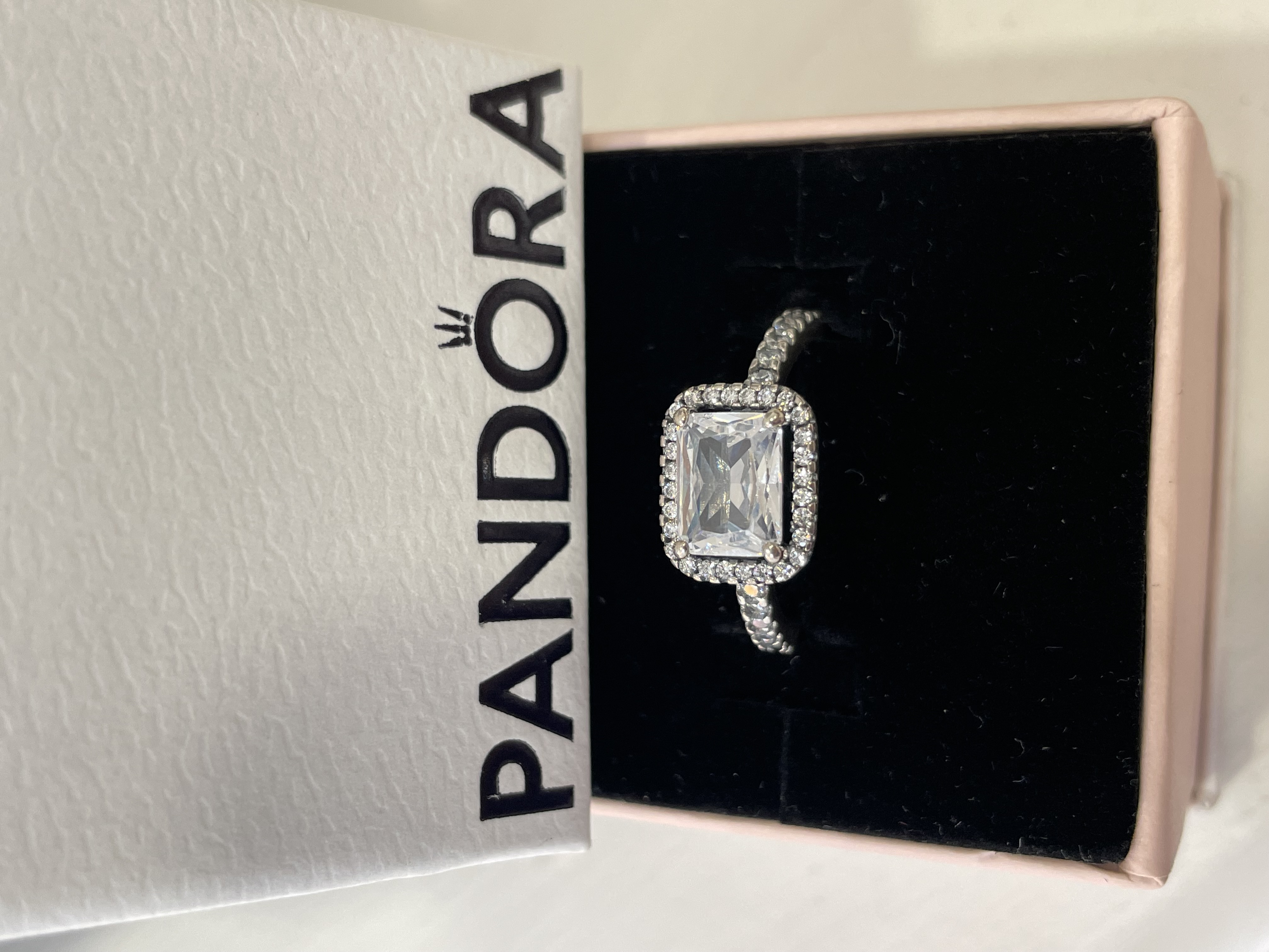 ANILLO PANDORA RECTANGULAR CON BORDE